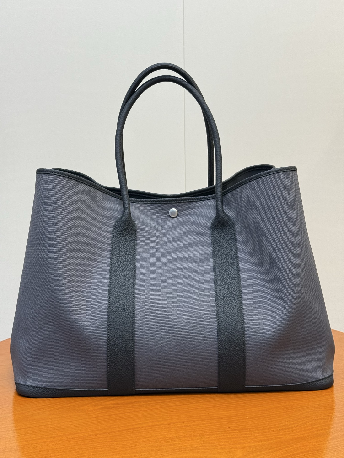 Garden Party49cm 帆布拼Negonda小牛皮 配有内侧口袋 马鞍钉按扣  尺寸 长49 x 深36 x 宽25.3厘米  低调且高端 通勤出行都适用