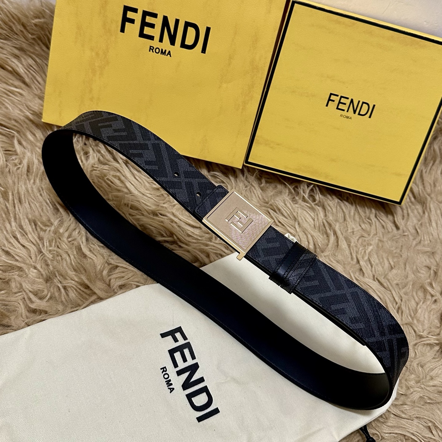 FENDI 芬迪 全套包装 专柜同款 宽4.0CM 双环正反用腰带 FF按钉搭扣 黑色Cuoio Romano皮革材质 反面面料带有烟草黄和黑色FF图案 四方金属饰面 时尚经典 百搭款