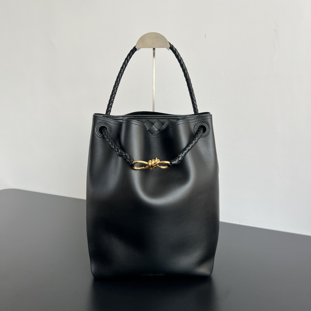 Bv新品 Andiamo Bucket水桶包  844169 全新水桶包造型设计直接戳中 随性美   采用荷兰Silky Calf 小牛皮  摸起来软糯糯超级过瘾  搭配可滑动的肩带 intrecciato编织内袋  光面和编织的完美融合 非常的有层次感 肩带可以随意拆卸 可单肩 斜挎 手拎 风格随意切换 水桶版型超能装 笔记本电脑 杂七杂八全塞的下 看似简约却处处是细节 属于越背越喜欢的类型  好看又好装 的质感包 闭眼入就对了 尺寸 34x24x12
