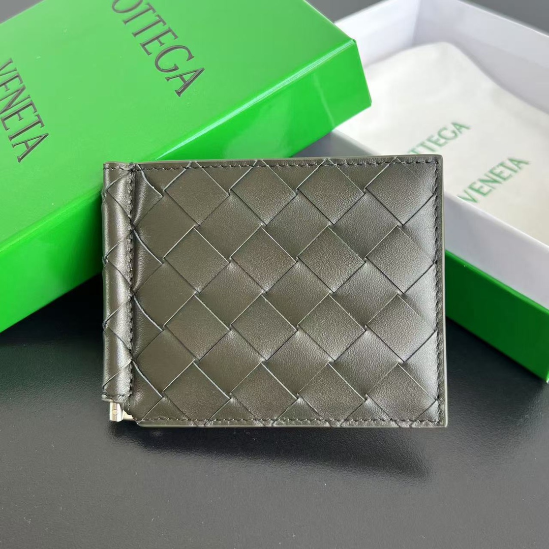 B家 新款美金夹592626不仅仅只是放美金还可以放卡片 驾驶证 银行卡 现金 轻松收纳了日常所有安全感 [OK]编织牛皮制成 质感柔软细腻 耐用耐磨 编织美金夹真是好看又实用 永远的经典不过时  尺寸 11.5x9x0.5