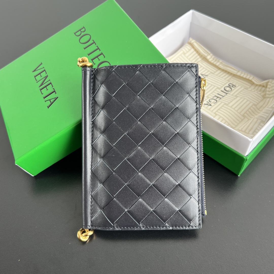 BV新品 Solstice系列短款钱包 806078 经典编织皮革搭配金属配件细节 让外观更具有设计感和完整性 柔软舒适牛皮材质 光泽感十足 翻盖手柄位置由管状kont金属搭配 冲击视觉效果 按扣开合  内里隔层有序 即可以放现金又可以放卡 实用又有个性的钱包就是王道  尺寸 14.5*11*2cm