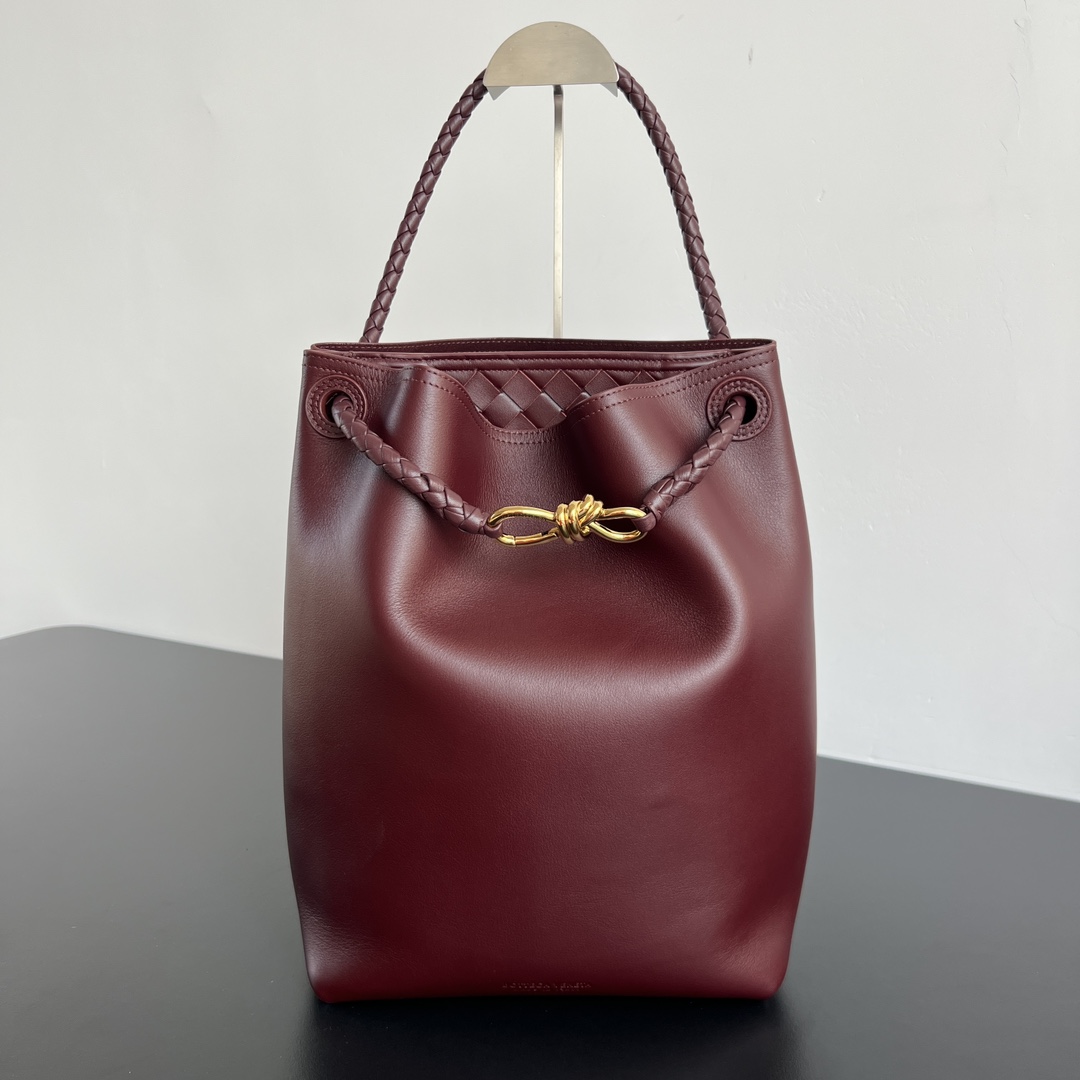 Bv新品 Andiamo Bucket水桶包  844169 全新水桶包造型设计直接戳中 随性美   采用荷兰Silky Calf 小牛皮  摸起来软糯糯超级过瘾  搭配可滑动的肩带 intrecciato编织内袋  光面和编织的完美融合 非常的有层次感 肩带可以随意拆卸 可单肩 斜挎 手拎 风格随意切换 水桶版型超能装 笔记本电脑 杂七杂八全塞的下 看似简约却处处是细节 属于越背越喜欢的类型  好看又好装 的质感包 闭眼入就对了 尺寸 34x24x12