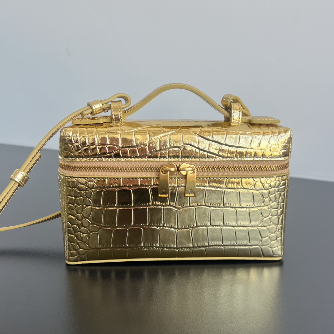 BV新款  Vanity Case 鳄鱼纹化妆包 789109 闪耀金色鳄鱼皮纹理在人群中脱颖而出 金属色的光泽在灯光下熠熠生辉 尽显奢华与气场 顶部可提手 肩带可随意调节 手提优雅气质 斜挎休闲随性 解锁各种凹造型场景  尺寸 22x12.5x5