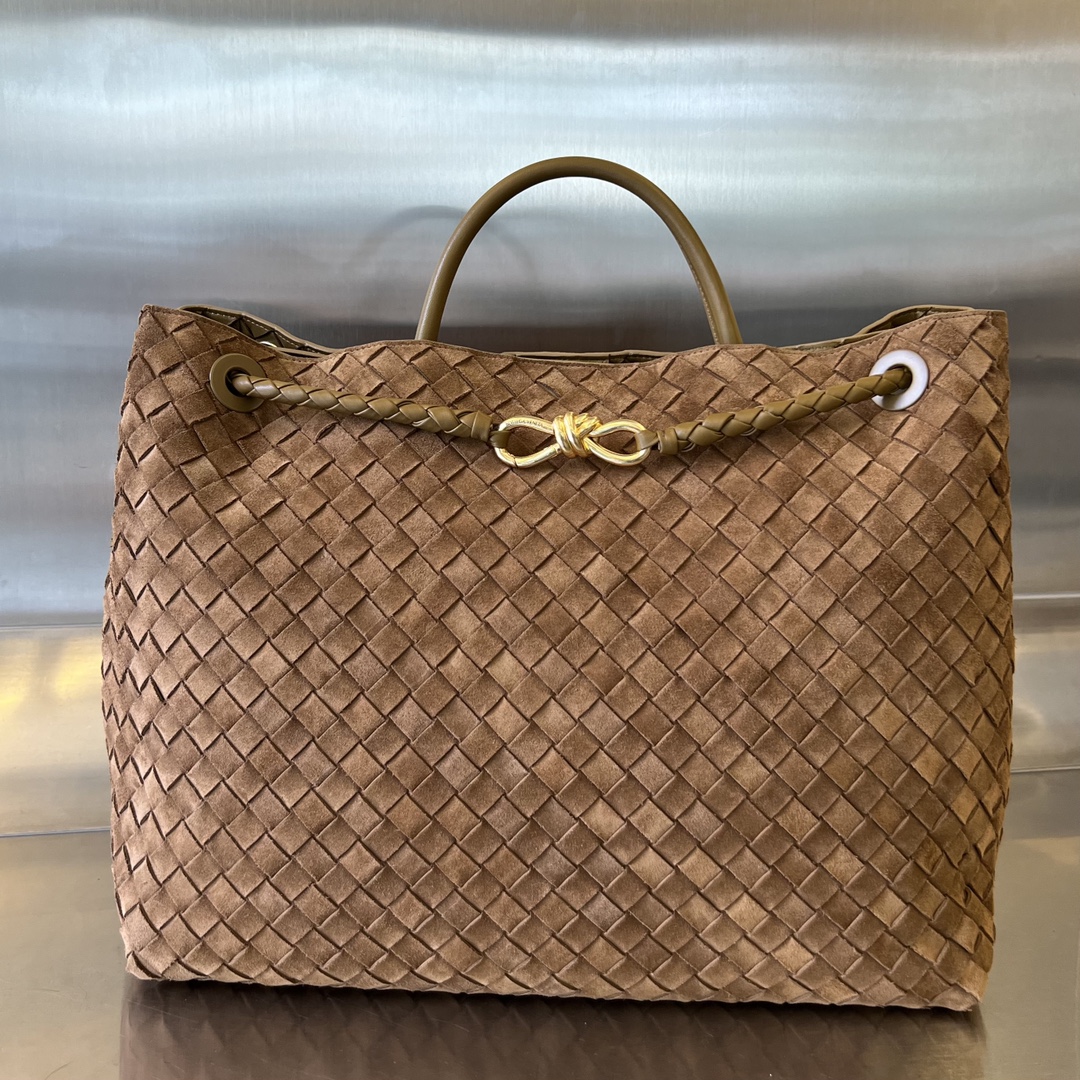  Bottega Veneta 羊津Andiamo手袋  众多明星同款  743575  经典的全身皮革编织搭配金色绳结扣 够沉稳也够潇洒整体皆由Nappa羊皮革制成 舒适柔软且富有动感 可滑动的金属绳结扣可以调整肩带 单肩 手伶 斜挎 多种背法 包身容量大 通勤 日常 出游都很合适 这款包分为小号 中号  大号 总有一款适合你  那就带我走叭  尺寸:45*22*34