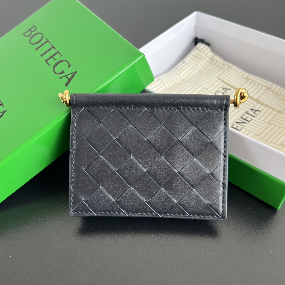 BV新品 Solstice 短款卡包  810596 经典编织搭配金属五金点缀细节 满足追求品质和独特设计感的需求 细腻柔软有光泽牛皮材质  翻盖手柄位置用管状Kont金属搭配 层现出表面更加规整时尚感 按扣开合 内里宽敞 小巧精致 轻松收纳多张卡片 零钱  别在让卡片在包里裸奔了 给他们安置一个VIp单间叭 尺寸 11*7.8*2.5cm