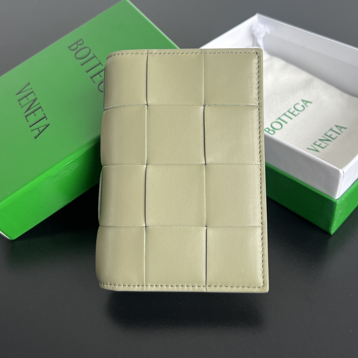B家 新款cassette护照夹   777046  经典的编织元素是bv的标志  由羊皮和内里牛皮组成 柔软适中  质感耐用耐造 除了放护照 还可以放下卡片证件 和少量现金 小巧精致 超级适合旅行时使用 编织是该牌子永远的经典存在 尺寸 13.6x10.5