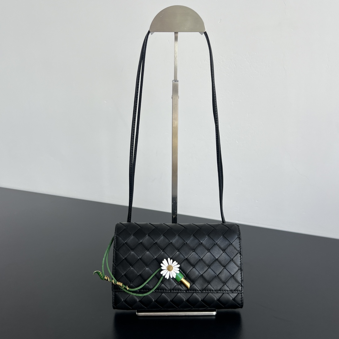 BV新品  Andiamo小皱菊斜挎包  838870 精致俏皮的信封斜挎包 点缀着一朵绽放的小皱菊显的好有生命力 限量的工艺和编织羊皮打造 闭合扣以皱菊花朵替代 是浪漫的小心机 实用与美学同频 装的下日常琐碎 也装的下优雅与松弛的风格 背它出门 让每一步都像在春日里花园漫步   尺寸 19x13x2