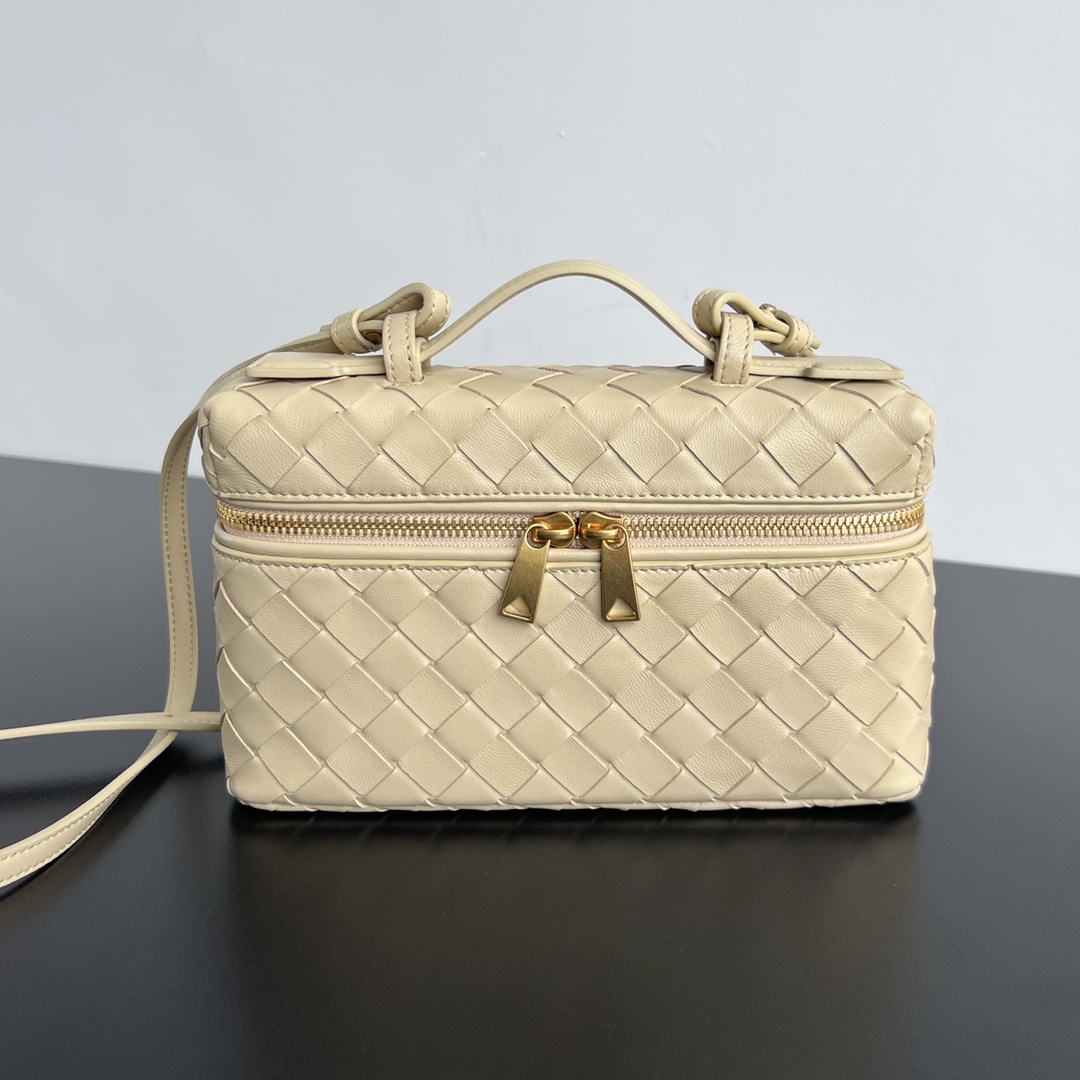  BV新款  Vanity Case 绳带化妆包 789109 是一只超实用又很有型的盒子化妆包呀 采用品牌最经典的牛皮编织 搭配双向拉链开合 整体风格复古而优雅 顶部可提手 肩带可随意调节 手提优雅气质 斜挎休闲随性 解锁各种凹造型场景  尺寸 22x12.5x5