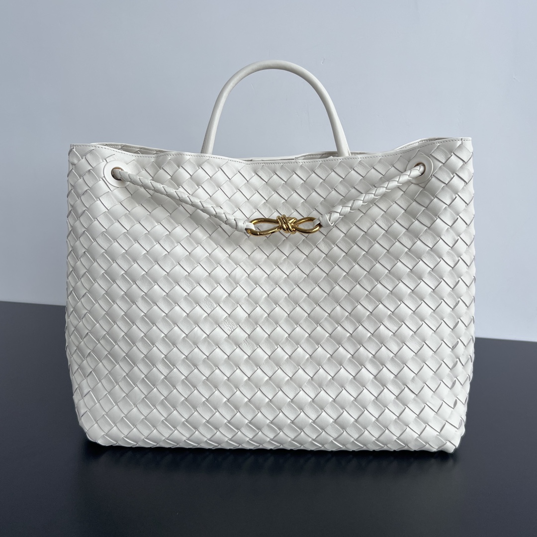  Bottega Veneta 2023春夏新款Andiamo手袋  众多明星同款  743575  经典的全身皮革编织搭配金色绳结扣 够沉稳也够潇洒整体皆由Nappa羊皮革制成 舒适柔软且富有动感 可滑动的金属绳结扣可以调整肩带 单肩 手伶 斜挎 多种背法 包身容量大 通勤 日常 出游都很合适 这款包分为小号 中号  大号 总有一款适合你  那就带我走叭  尺寸:45*22*34