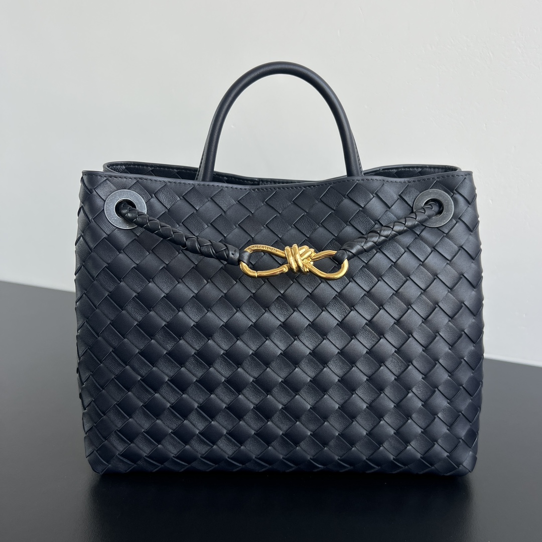  Bottega Veneta 2023春夏新款Andiamo手袋  众多明星同款  743572  经典的全身皮革编织搭配金色绳结扣 够沉稳也够潇洒整体皆由Nappa羊皮革制成 舒适柔软且富有动感 可滑动的金属绳结扣可以调整肩带 单肩 手伶 斜挎 多种背法 包身容量大 通勤 日常 出游都很合适 这款包分为小号 中号  大号 总有一款适合你  那就带我走叭  尺寸:32.5x24x12