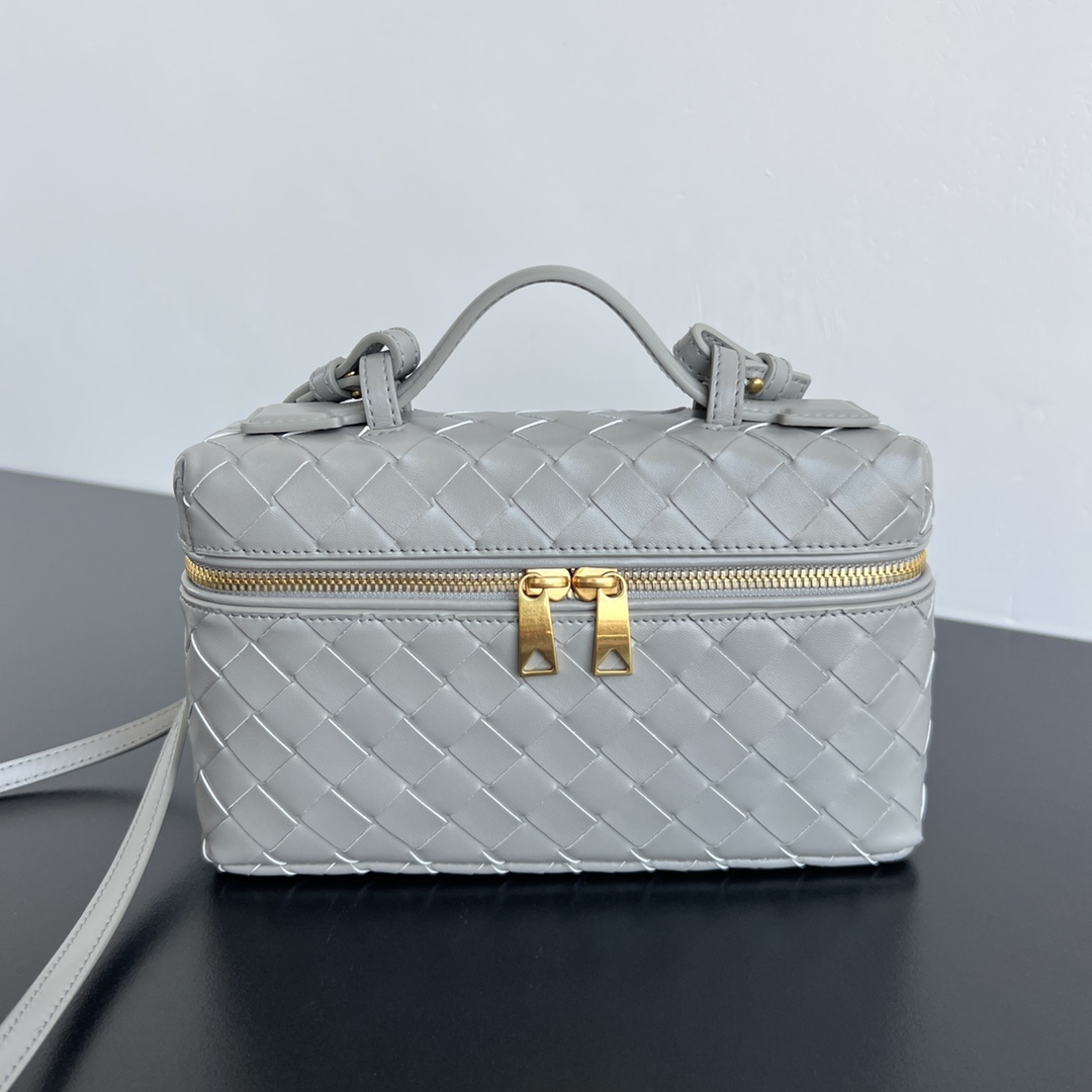  BV新款  Vanity Case 绳带化妆包 789109 是一只超实用又很有型的盒子化妆包呀 采用品牌最经典的牛皮编织 搭配双向拉链开合 整体风格复古而优雅 顶部可提手 肩带可随意调节 手提优雅气质 斜挎休闲随性 解锁各种凹造型场景  尺寸 22x12.5x5