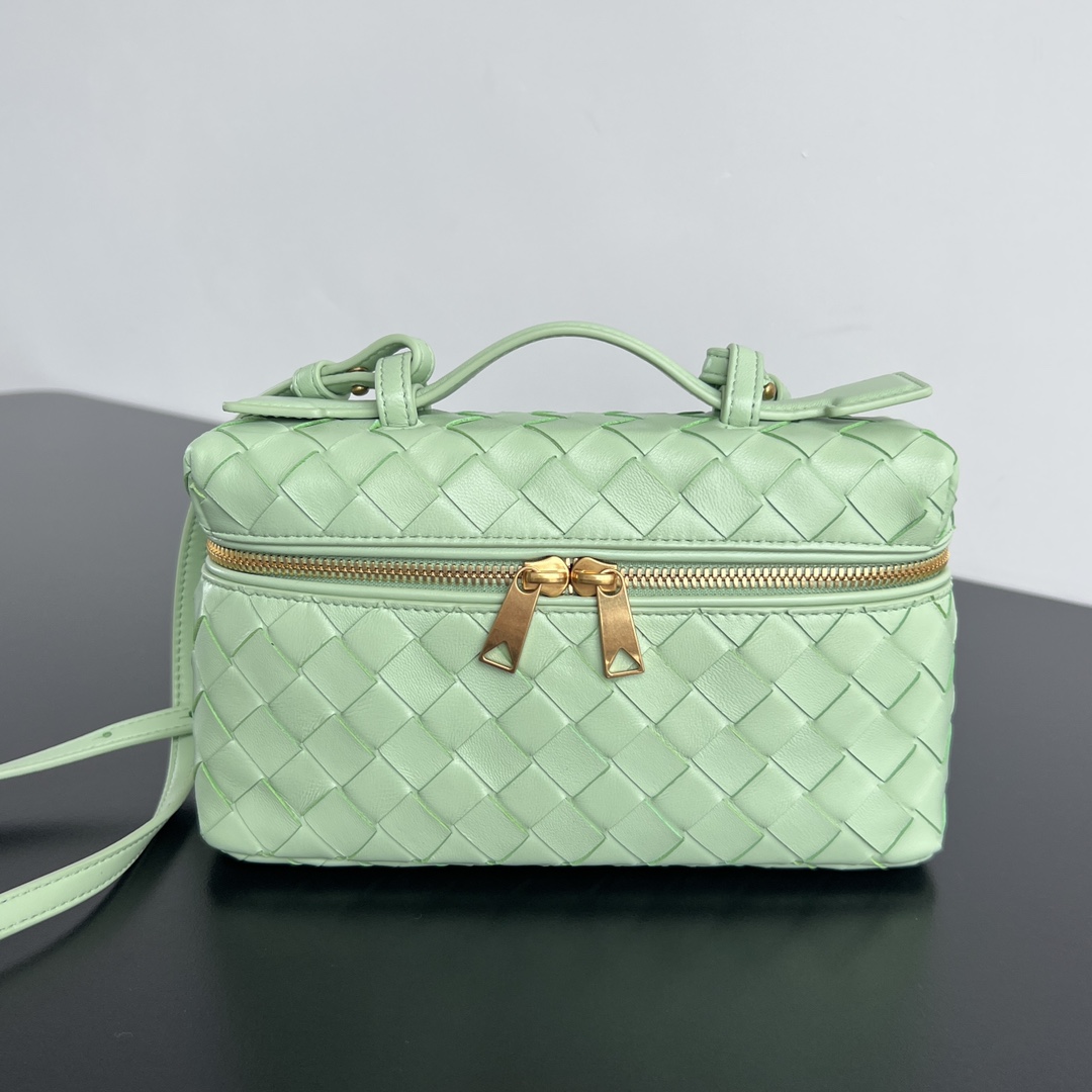  BV新款  Vanity Case 绳带化妆包 789109 是一只超实用又很有型的盒子化妆包呀 采用品牌最经典的牛皮编织 搭配双向拉链开合 整体风格复古而优雅 顶部可提手 肩带可随意调节 手提优雅气质 斜挎休闲随性 解锁各种凹造型场景  尺寸 22x12.5x5