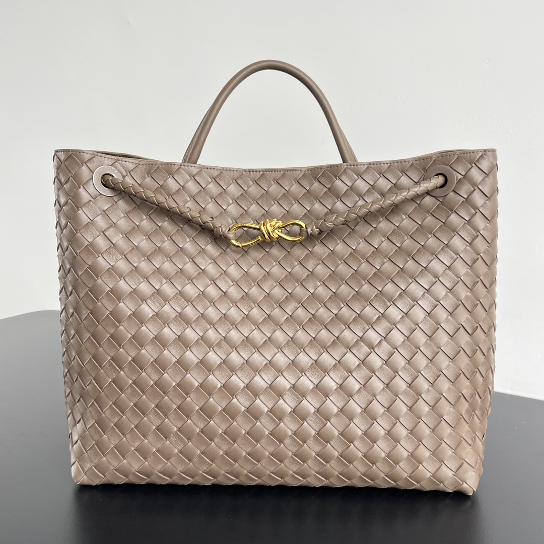  Bottega Veneta 2023春夏新款Andiamo手袋  众多明星同款  743575  经典的全身皮革编织搭配金色绳结扣 够沉稳也够潇洒整体皆由Nappa羊皮革制成 舒适柔软且富有动感 可滑动的金属绳结扣可以调整肩带 单肩 手伶 斜挎 多种背法 包身容量大 通勤 日常 出游都很合适 这款包分为小号 中号  大号 总有一款适合你  那就带我走叭  尺寸:45*22*34