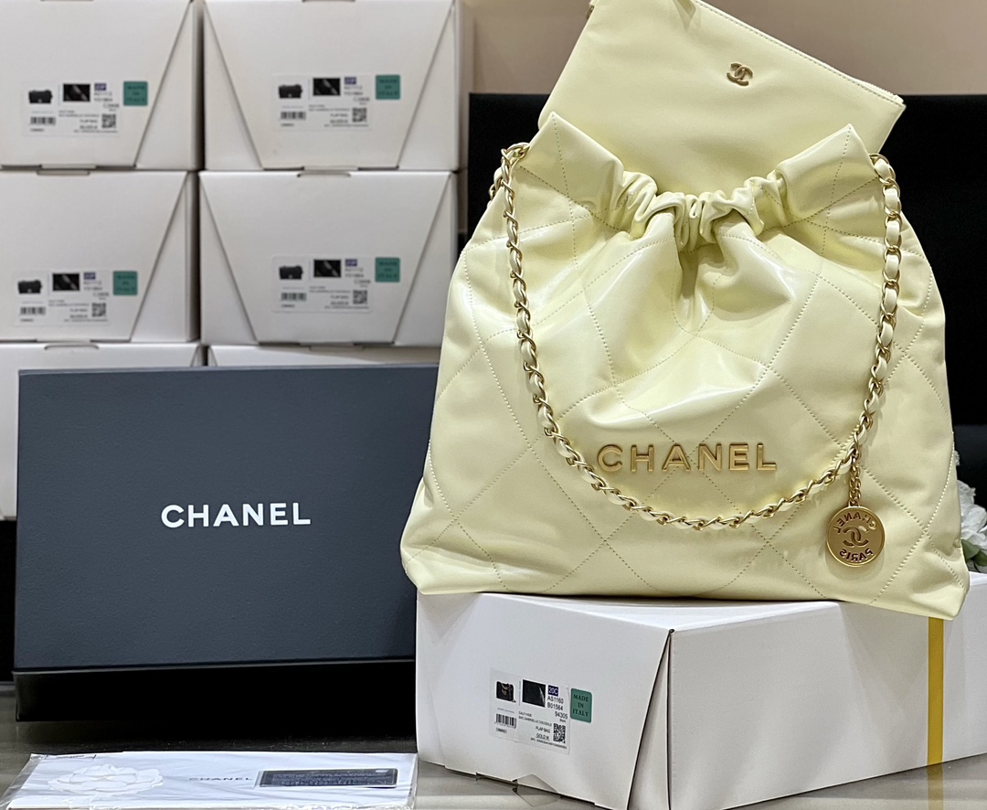 纯原厂  号23 p新颜色 22 bag中号正品 44800购入独家原厂方框小牛皮本季最火最值得入手的系列 它的名字叫22 bag 小香凡是以数字命名的都必火爆也一定会成为经典超级时尚和大气 非常好搭配 那就对啦背上就是顶流 中号编号AS3261尺寸39x42x8cm