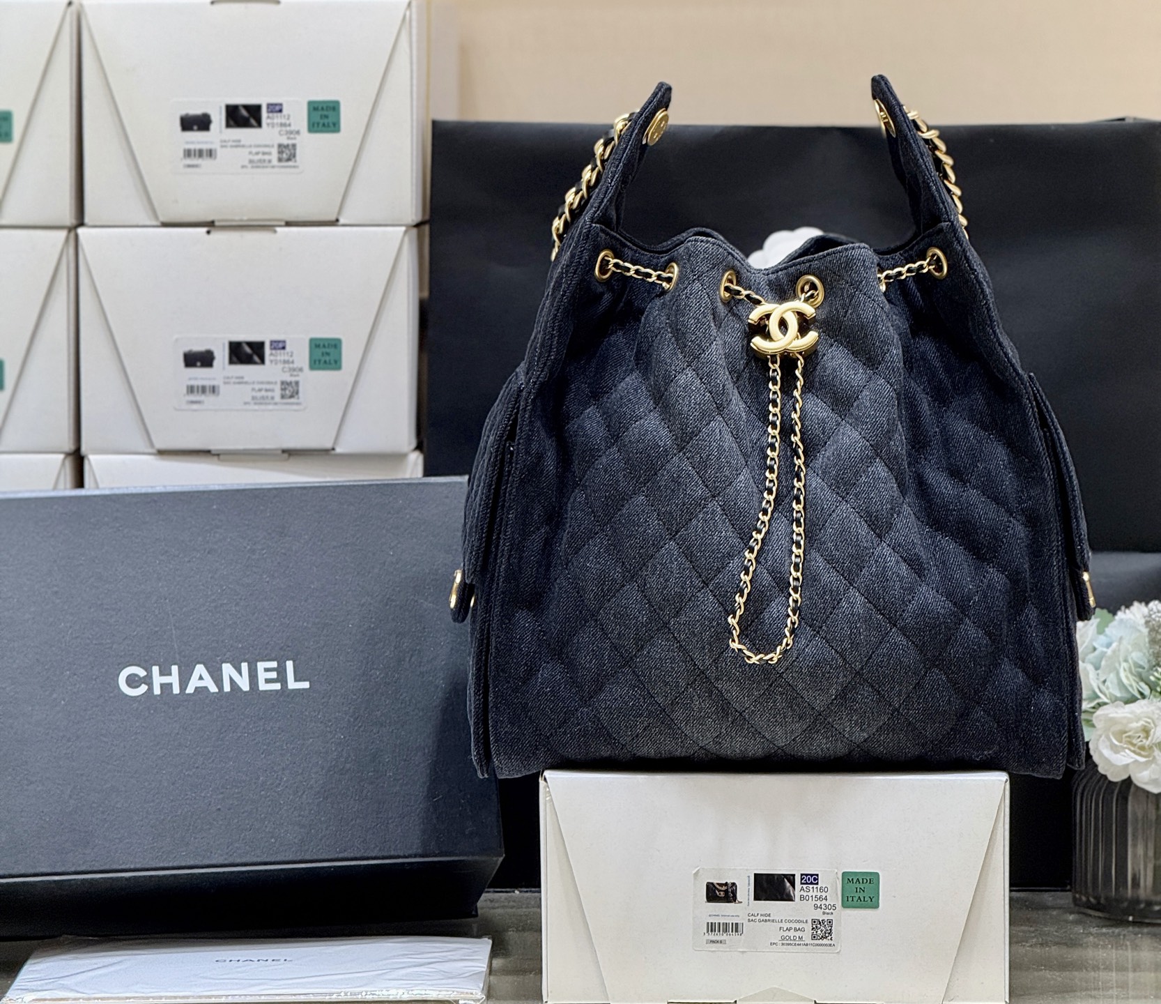 大号25S 春夏系列牛仔ZP 46500购入Chane1 25s 25bag丹宁牛仔小香已经给它取了专属的名字了25火爆程度无需多说走秀上推荐最多的包 真的非常经典实用大号实物也不是很大 超级百搭 推荐原厂正品水洗丹宁牛仔AS5311 40*30*15cm 