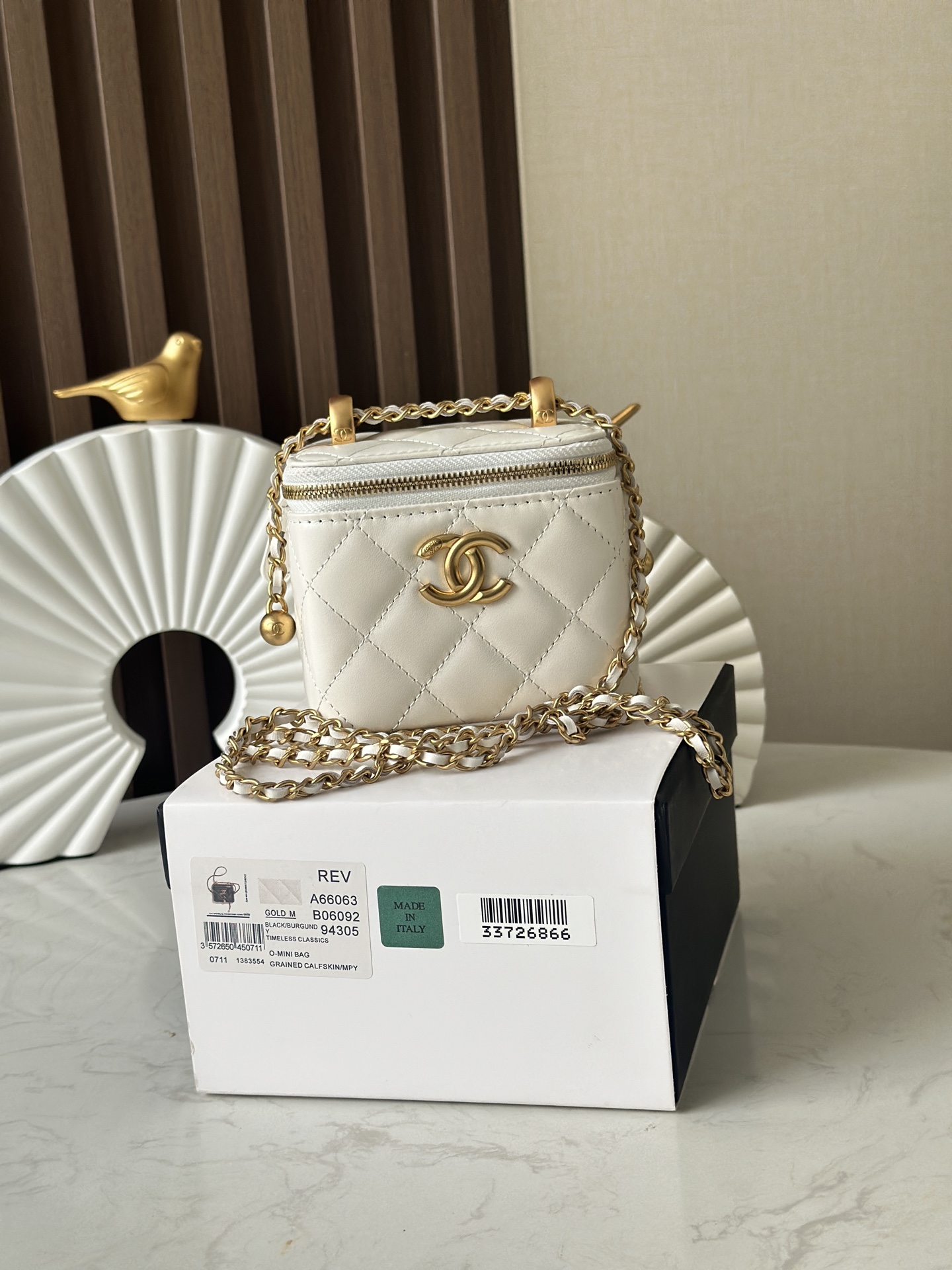   芯片版新版本更新  CHANEL 24C双金球盒子香奈儿这季新品双金球我真的可一眼就爱上了这个包包 经典黑金 两颗金珠 链条可调节长短 Sa有货赶紧冲这个包包我更喜欢手拎斜挎和单肩也可容量也可调节   款号 66063 白色 尺寸 11cm 配包装