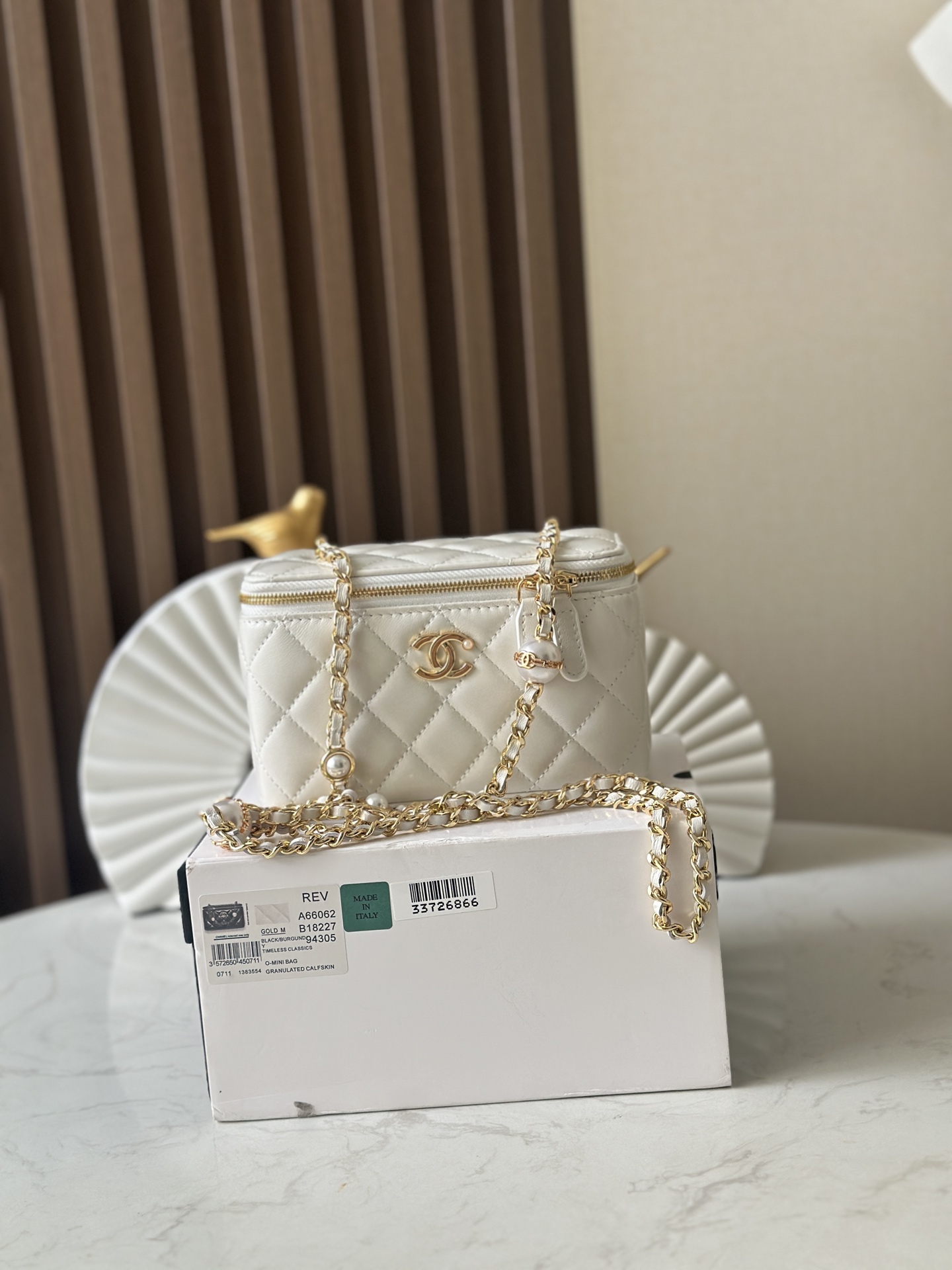   芯片版Chane1 24K链条带珍珠款化妆包 超级贵气啦 采用高质量的羊皮材质光泽度超级好手感也是超好 更吸引人的地方就是链条配珍珠字母精致度拉满拉满实物简直太戳我心啦 编号 66062 白色尺寸:17cm