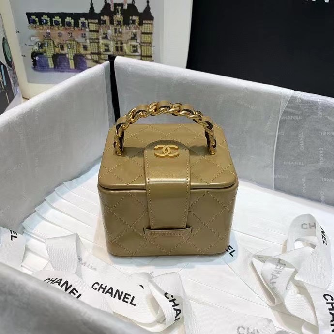 小号Chane Vintage化妆包 这款是香奶奶 家vintage小怪级别的化妆包绿色手提化妆包 这款颜色真的很绝 泛着珠光感 不同灯光能折射出不同颜色 颜色细节是高级满分 手提部分无论是从弧度还是色泽上都是费时费力手工制作而成的  容量超大 内置镜子炒鸡贴心哒 怎么穿搭都有股浓浓的高级感 尺寸11*9.5*8.5cm型号 A2227 小号颜色 漆皮 金色