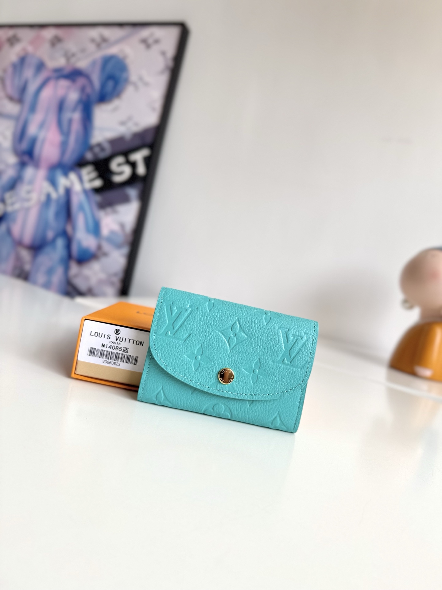 <p>  海外原单M14085蓝色独家实拍 這款Rosalie零錢包由Monogram Empreinte皮革製造 以Louis Vuitton x Murakami聯乘系列的清新色調演繹 令這個日常必需品更顯活力 零錢包具有典雅的口袋尺寸造型 正面配上圓角翻蓋 內層設有一個拉鏈零錢格 多姿多彩的Monogram塗層帆布巧妙點綴低調的品牌標誌 設計取材自藝術家標誌性的彩虹色調 尺寸 11×8×2.5cm</p>