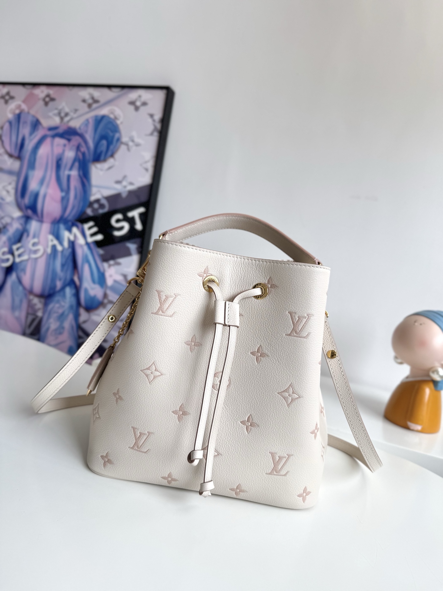 <p>  海外原单M14401独家实拍 本款 NéoNoé 中号手袋以经典 Monogram Empreinte 皮革演绎同色美学 借耀目链条装饰释放当季新意 齐整内里设有多重隔层 可拆卸收纳袋方便存放随身小物 尺寸 26×26×17.5cm</p>