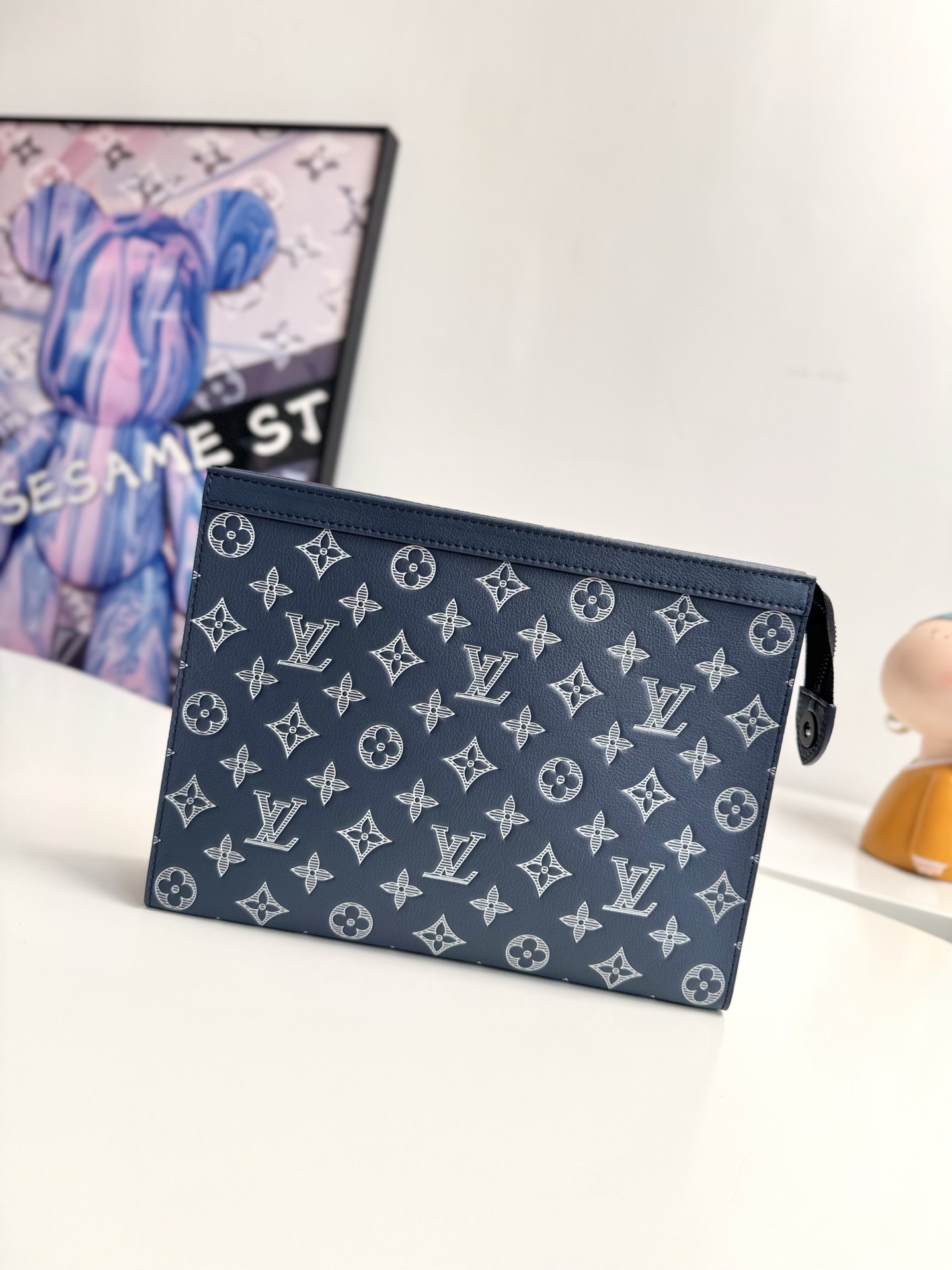 <p>  海外原单M61692雅蓝独家实拍 此款小巧而时髦Pochette Voyage中号手包取材 Taiga 荔枝纹牛皮 功能多样 既可作为旅行袋放于包中 亦可持于手中 展现时尚风格 宽敞的包内空间加上撑板设计 方便取用私人必备品 尺寸  26×20×5cm</p>