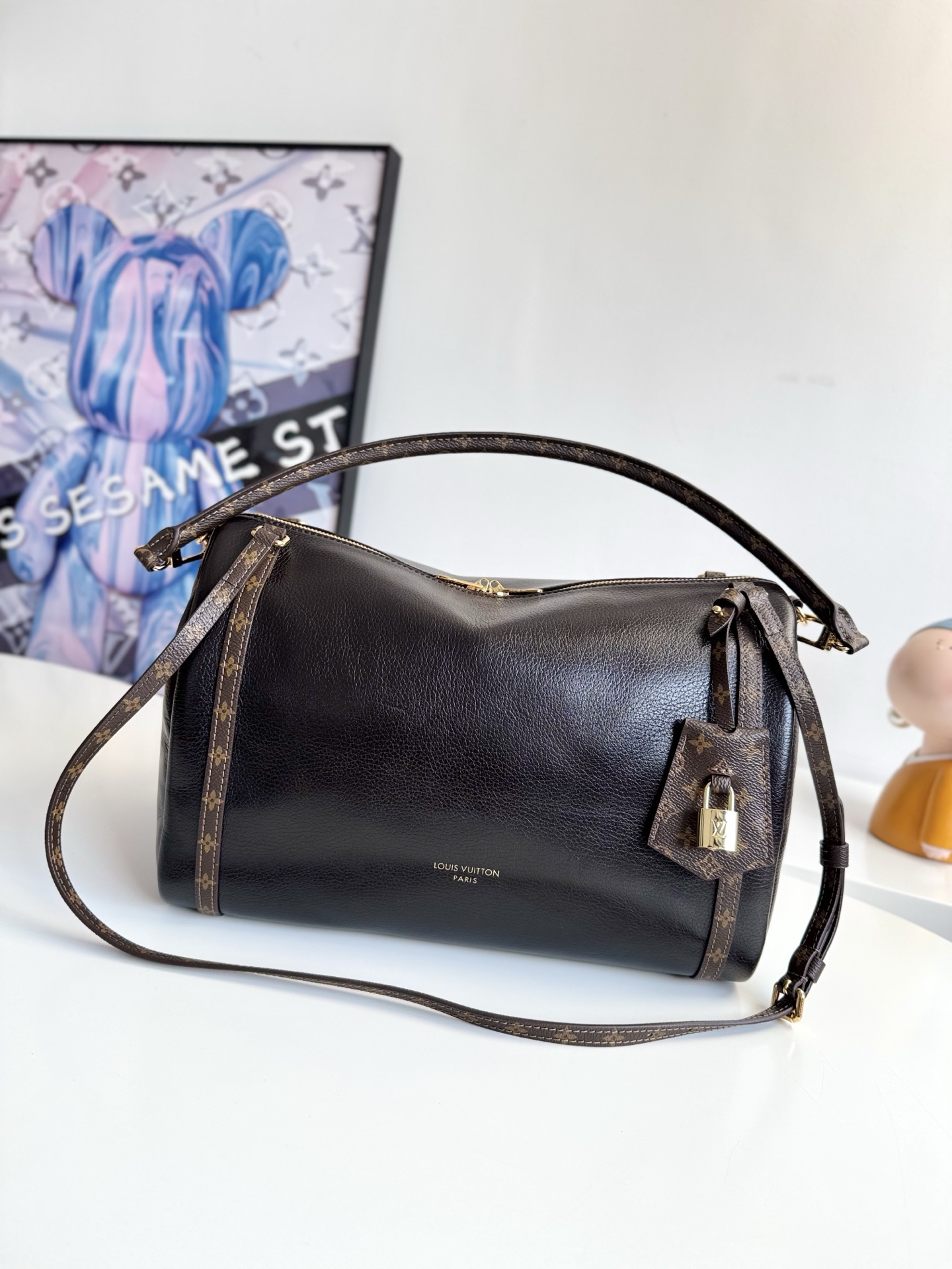 <p>  海外原单M26359独家实拍 本季 Express 中号手袋专为现代女性匠心打造 本款标志性设计采用牛皮革包身搭配 Monogram 经典帆布饰边 Monogram 提花内衬致敬品牌悠久传承 成就都市生活佳选 可随心切换多种背法 点睛之笔的钥匙包与挂锁 为整体设计增添点睛精妙细节 尺寸 36×24×18.5cm</p>