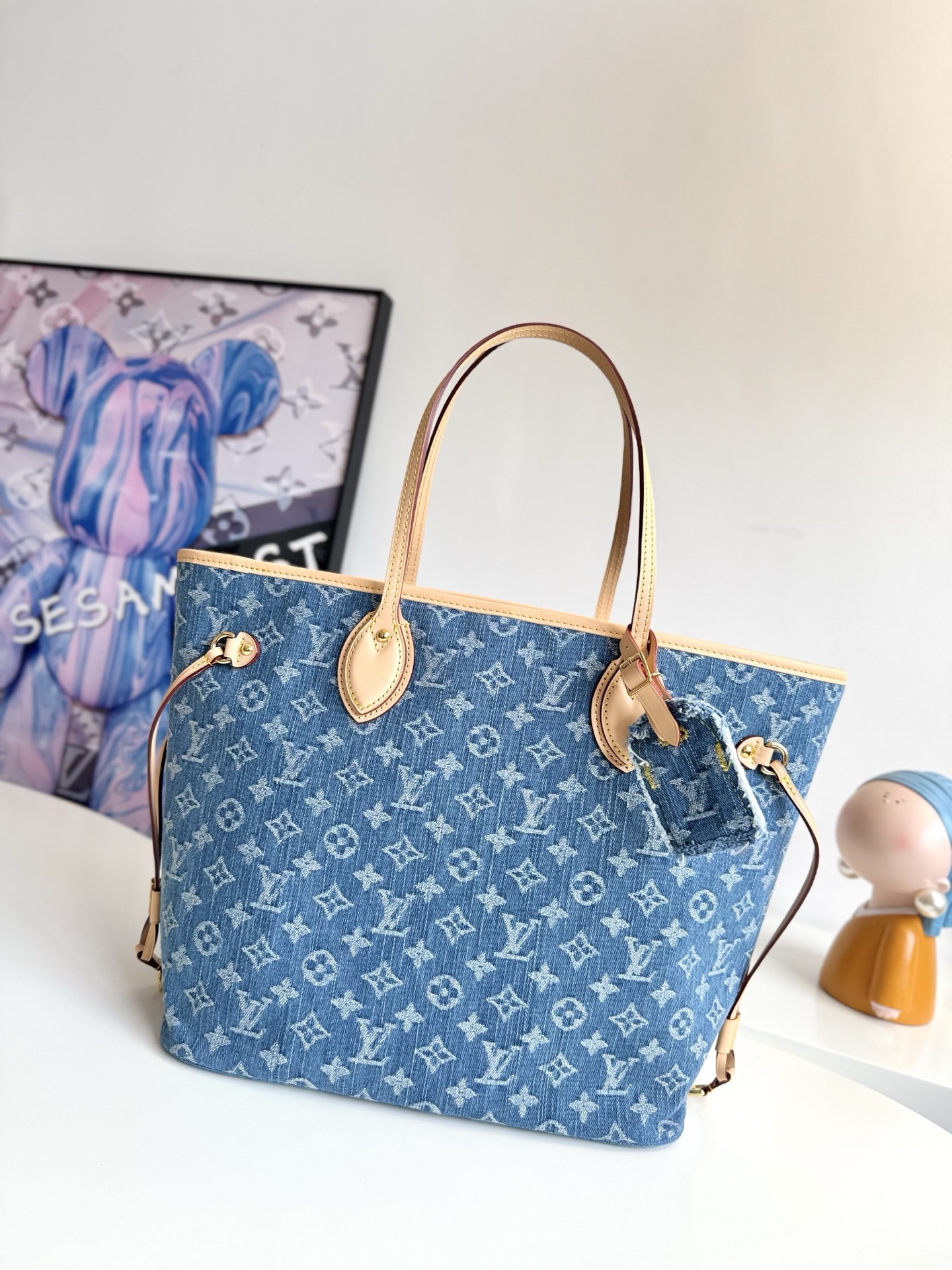 <p>    海外原单M13192独家实拍 本款 Neverfull 中号手袋为 Monogram 丹宁布点缀牛皮革饰边 借侧面可调节饰带灵活收束廓形 成就都市出行的经典之选 充裕空间可轻松收纳 13 寸笔记本电脑 可拆卸拉链袋等多重口袋完善功能考量 尺寸 31×28×14cm</p>