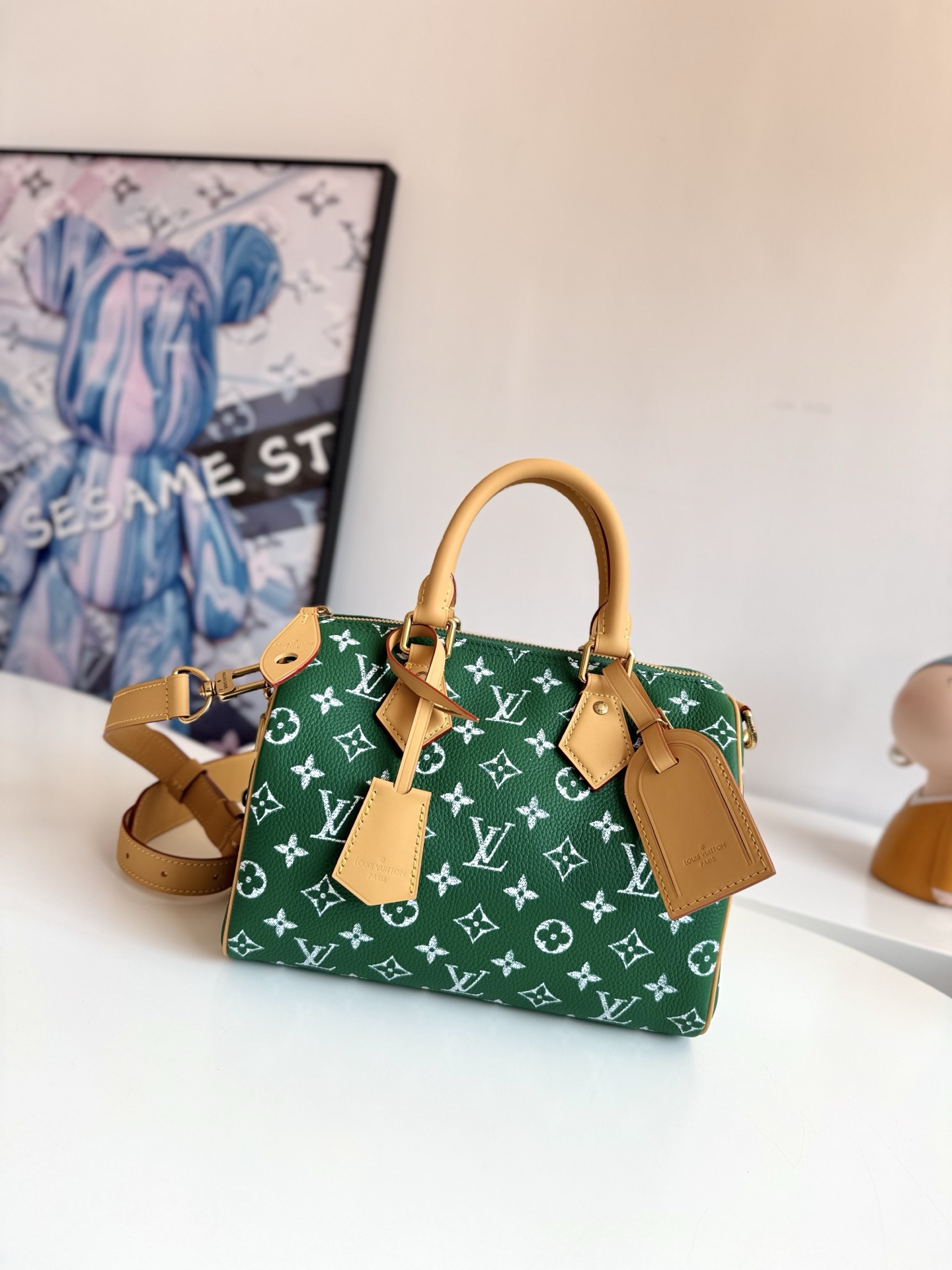 <p>  海外原单M24423独家实拍 本款 Speedy P9 Bandouliere25Monogram 皮革手袋以柔软牛皮革传递华贵质感 抛光金属件 羊皮革内衬与内置标牌彰显创意总监Pharrell Williams 对考究细节的专注 尺寸 25×15×15cm</p>