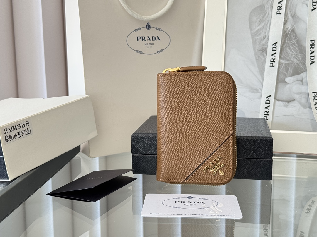 <p>Prada 十字纹男女通用卡夹拉链包</p><p>型号 2MM358 尺寸 10*8cm 原单品质 </p><p>颜色详细如图所示  独家实拍 可放包里 也可以手拿 </p><p>小巧可爱型皮具 十字纹牛皮制作</p><p>经典实用的拉链设计 内里为褶裥式卡位 方便分类收纳 夏天单独搭配手机出门或者放在小包里再合适不过 您的最佳品味之选 </p>