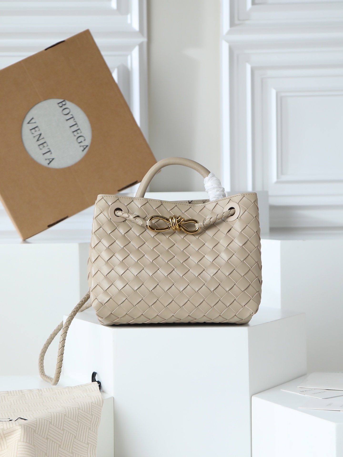 <p>Andiamo真的实火Bottega Veneta 本季推出的新款Andiamo编织手袋真的是火遍全球  海内外明星纷纷上身 奥斯卡影后杨紫琼都带它出街 宋佳 崔雅拉 俞飞鸿 三吉彩花 Rosie Hunting-Whiteley  吉冈里帆等等都pi过这款的包包 经典百搭很显气质 而且包包容量也很大 日常通勤非常方便  多种背法 肩带可自己调节 原厂小羊皮手感柔软细腻 中性风格的打造 打破性别界限 带来更实用 更持久的使用体验</p><p>兼具优雅与休闲风格的Andiamo完美诠释 时尚老钱风 的本貌</p><p>款号 766014</p><p>尺寸 25*22*10.5cm</p>
