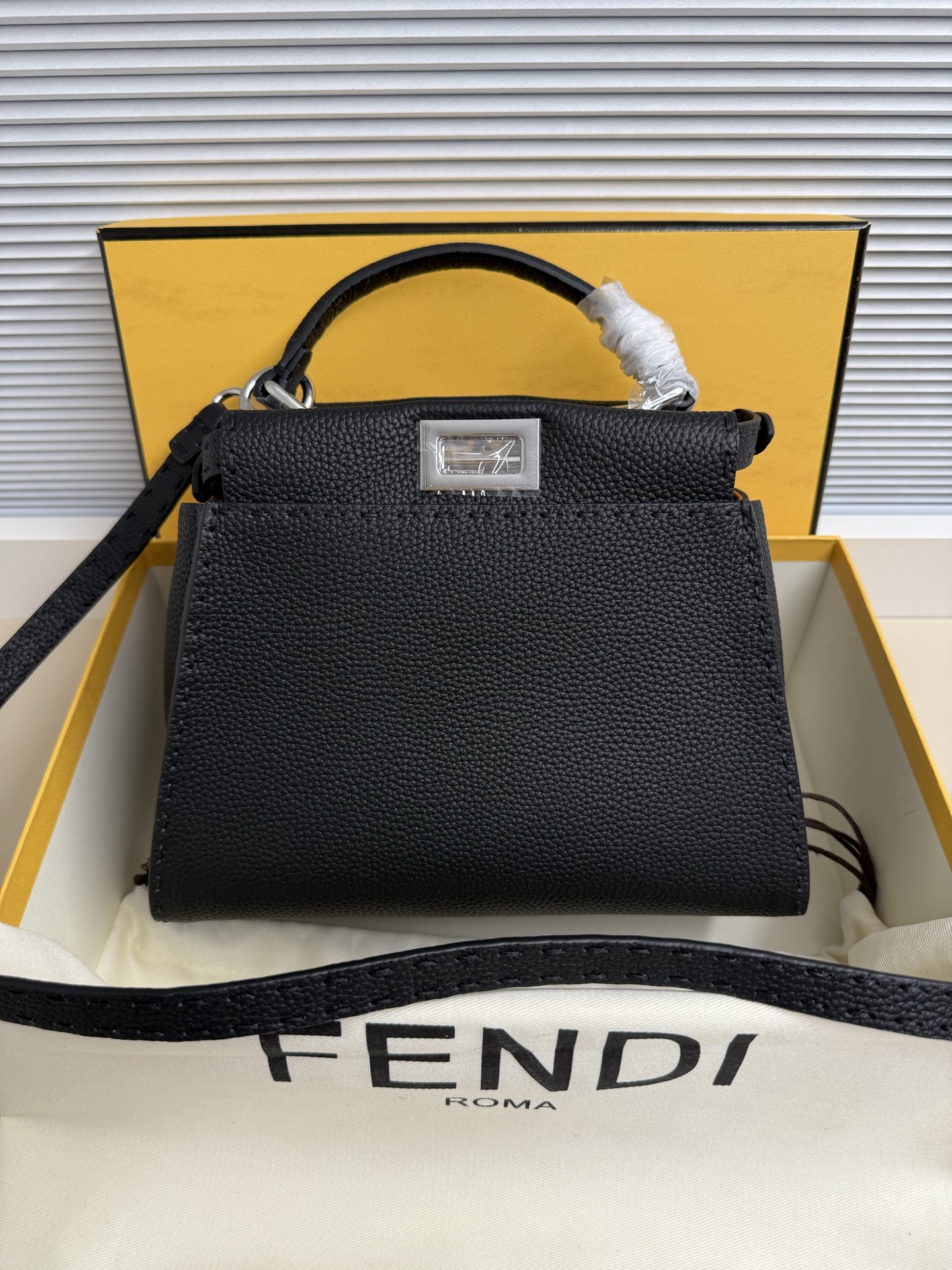 <p> </p><p>FENDI  PEEKABOO</p><p>      采用七层油边涂抹工艺配合手工缝制蜡线 皮纹清晰有质感 越用越柔软的t0go 历经岁月之后更有味道23-12-18</p><p>款号 8BN266</p>
