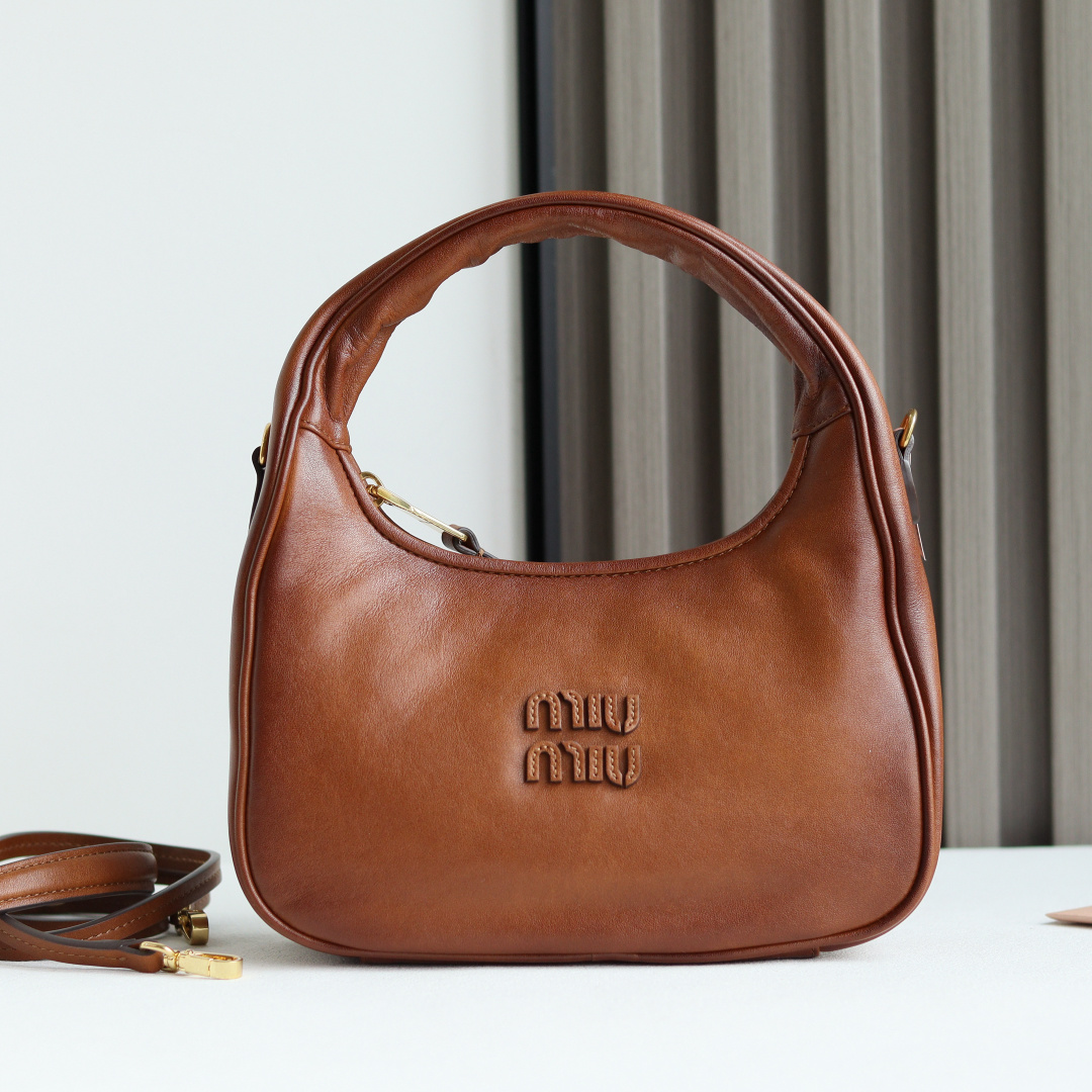 <p></p><p>5BC125 MiuMi新品MiuWander手袋全新大胆设计 采用顶级进口擦色做旧小牛皮 复古磨砂五金 利用圆孤的曲线 保留了应有的俏皮感 表达运动优雅型格与当代百变气质 包型整体硬挺有型 充满个性 可甜可盐 容量可光 尺寸 20X13X7 cm</p>
