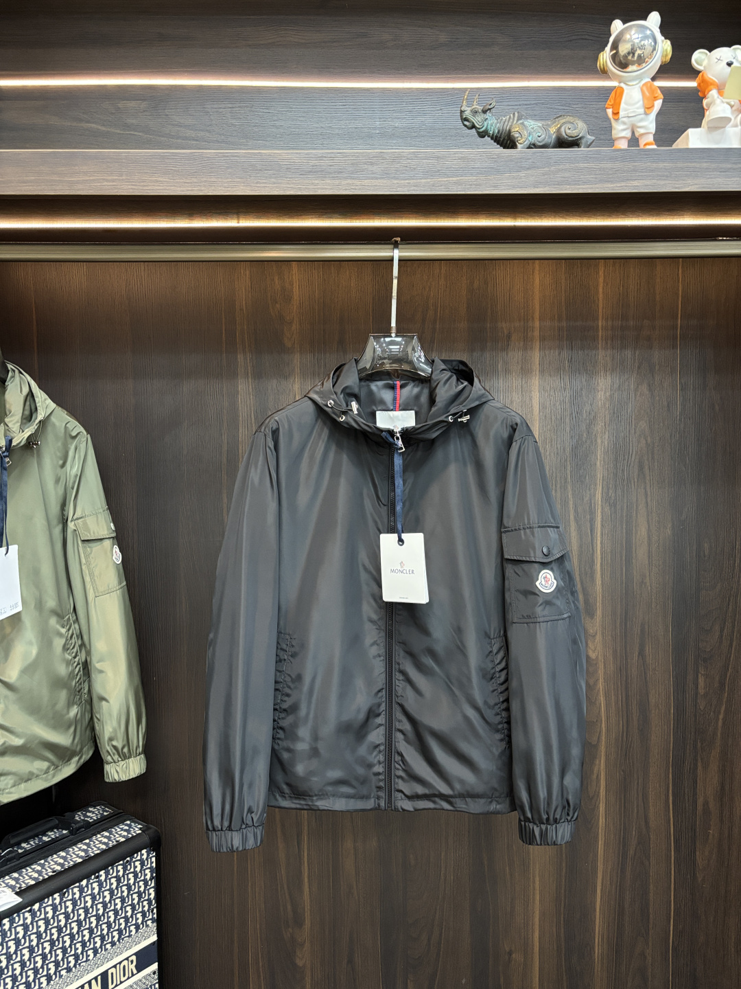 <p>Moncler 2026ss春季新款发布 蒙口连帽夹克外套 春季爆款外套 经典剪刀臂章设计 穿上就是舒适自在又显瘦的存在 慵懒而随性 结合干净简单的色系就特别耐看 适合日常穿着 倾情推出缀饰活力印花的运动单品 时尚品质生活 </p><p>尺码 M-3XL</p><p>颜色 黑色 绿色 </p><p>H2026新款首发/G8813</p>