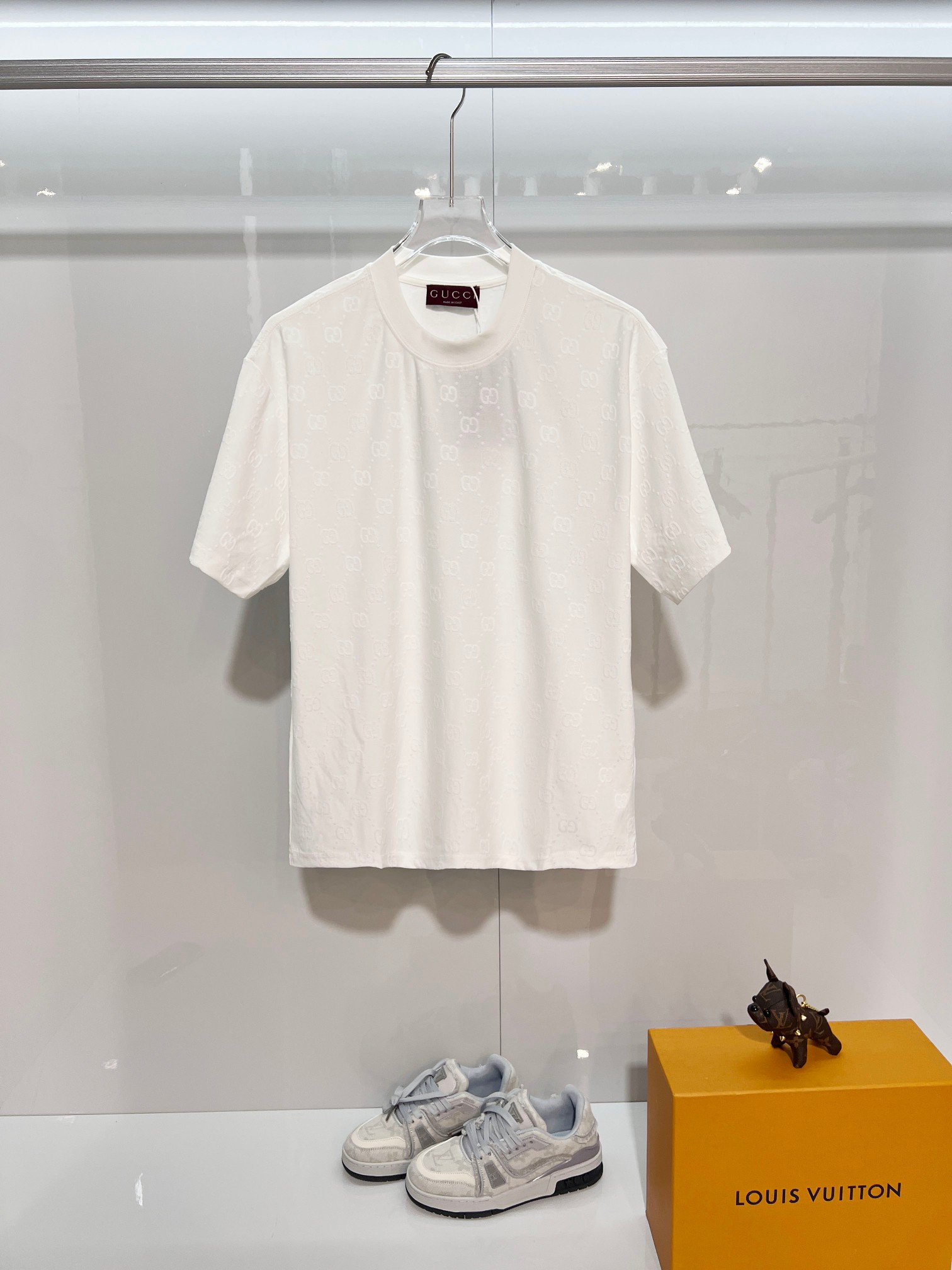 <p>GUCCI/古驰 高品质320克圆领短袖T恤</p><p>品牌经典 前后幅满印老花双G字母LOGO </p><p>2026ss早春官方同步 高版本 高品质</p><p>时尚个性 百搭潮流</p><p>纯原品质 原版面料</p><p>吊牌 领标 水洗麦 三标齐全</p><p>颜色: 黑色.白色.</p><p>尺码 S M L XL</p>