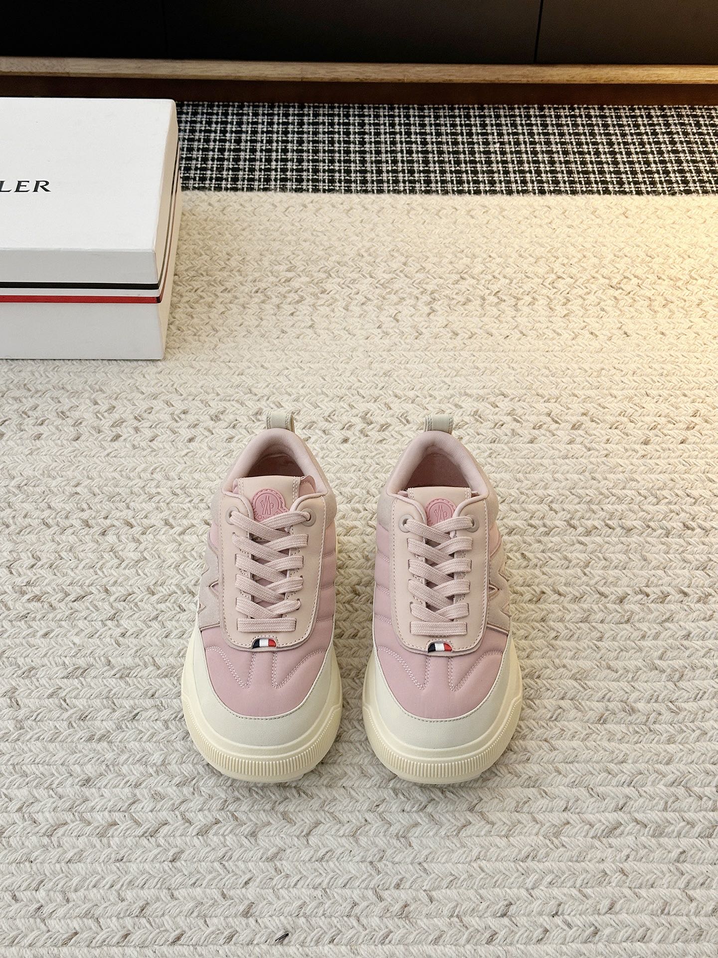 <p>𝐌𝐨𝐧𝐜𝐥𝐞𝐫 𝐀𝐥𝐭𝐢𝐯𝐞 𝐌𝐢𝐝系列饼干鞋</p><p>灵感源自 Moncler 典藏系列 将大胆设计与实用功能完美融合 重新定义都市生活方式</p><p>行走的风布 100%防泼水户外等级/拼接牛皮面料/内里舒适羊皮工业风美学 粗绳鞋带+黑白撞色 机能感拉满</p><p>低调奢华 后跟Logo压印 懂的人自然懂适用场景 户外徒步 城市日常搭配休闲运动服饰 轻松打造时尚造型</p><p>原版vibram橡胶+tpu大底.防滑耐磨</p><p>鞋面材质 100%防泼水户外等级/拼接牛皮面料</p><p>鞋里材质 舒适羊皮</p><p>鞋底材质 原版vibram橡胶+tpu大底</p><p>鞋码选购 35-39 40.41定制不退换 </p>