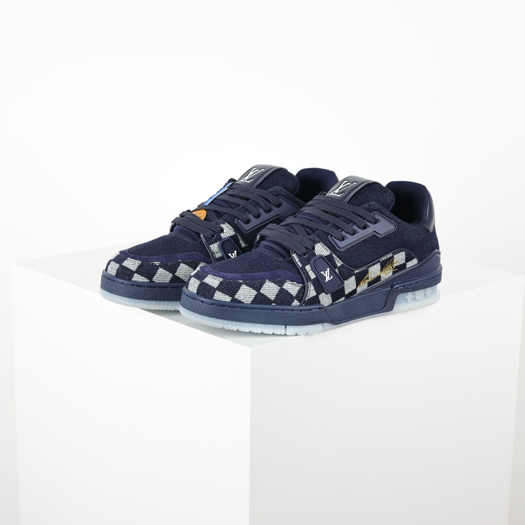 <p>LOUIS VUITTON Trainer LV 路易威登 独家全新升级最新包装 海淘代购同渠道品质 高端零售 外贸充正专供 原版购入开发 ZP级全套包装 完美楦型 正确卡色 细节与原版一致 请注意区分市面通货版本 Virgil Abloh亲自操刀设计 全新LV路易威登Louis Vuitton Trainer Sneaker Low休闲运动文化百搭篮球板鞋 </p><p>广东原产 升级2023原版一致礼品鞋盒及全套代购包装说明书防尘布袋物件 正确原装进口平纹纹粒面小牛皮革鞋面材质原装一致TPR光泽组合鞋底 耐弯折滴塑支持片 全新原版一致鞋垫超软脚感材质 2023春夏时装秀揭秘 LV Trainer 运动鞋于路易威登升级再造项目中的瞩目革新 小牛皮材质回收自 LV Trainer 运动靴 手写体注释标明鞋身构造 清晰明线可由顾客亲手剪裁以完成设计 处处彰显别致匠心 </p><p>Size  39 40 41 42 43 44 45</p>