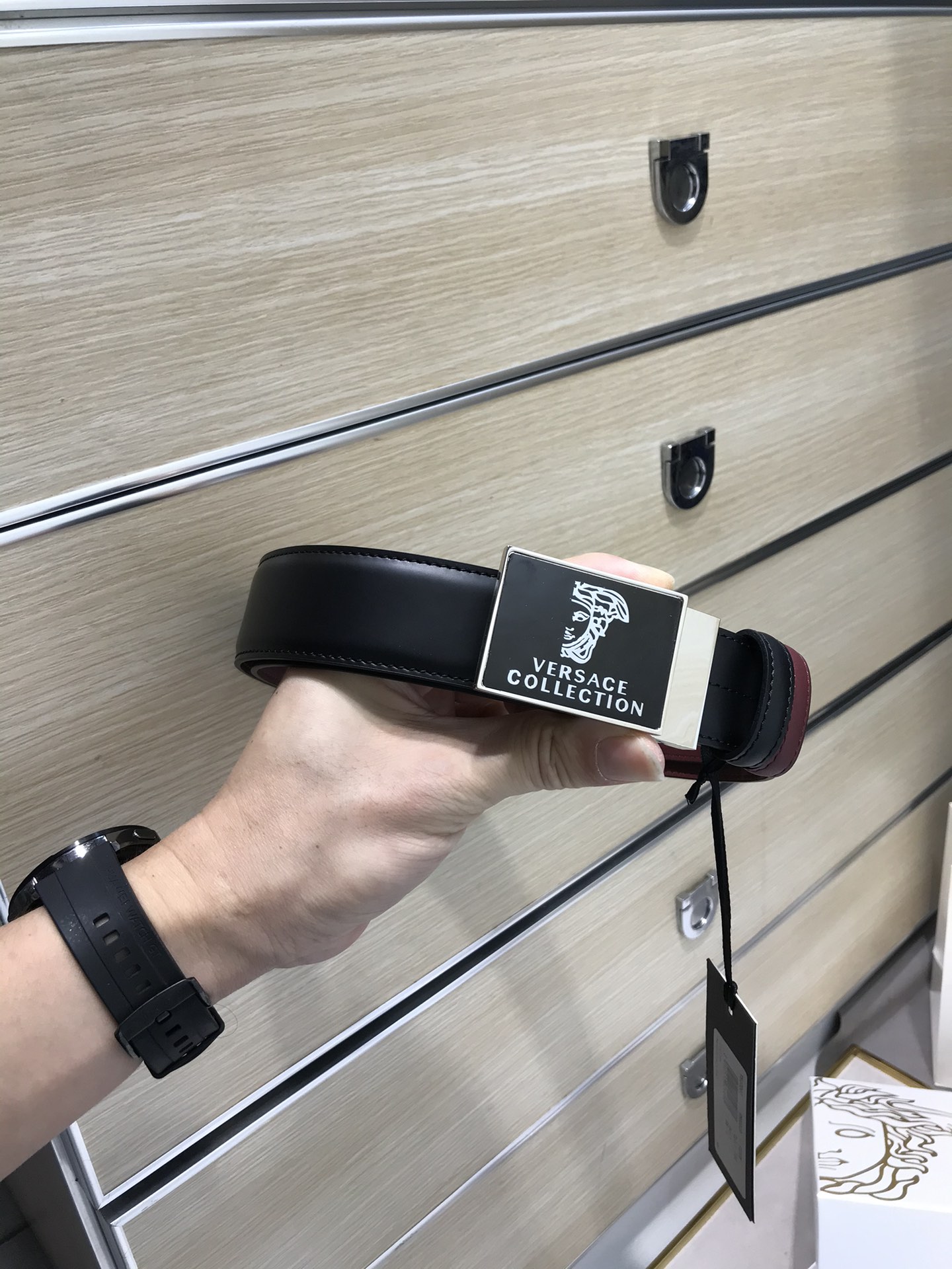 <p> 专柜同款 实拍 专柜官网 尺寸:宽35MM 原版立体半脸间色美人头扣  极富设计美感  双面采用进口原版小牛皮压花 彰显个性 清晰美观 皮质软 手感舒适 档次高 高清实拍品质保证 非市场货    </p>
