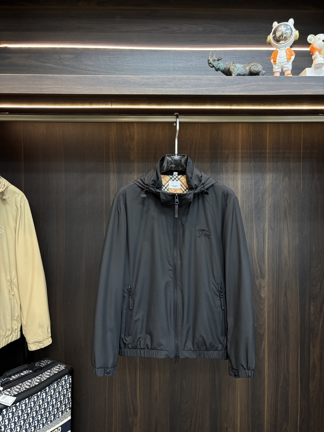 <p>主推 Burberry 2026春季新款发布 巴宝莉立领夹克外套 隐藏帽衫设计春季爆款夹克外套 字母Logo 刺绣款 提花面料穿上就是舒适自在又显瘦的存在 慵懒而随性 结合干净简单的色系就特别耐看 适合日常穿着 倾情推出缀饰活力印花的运动单品 </p><p>尺码 M-3XL 三标齐全 </p><p>颜色 黑色/G8826</p><p>H2026新款首发</p>