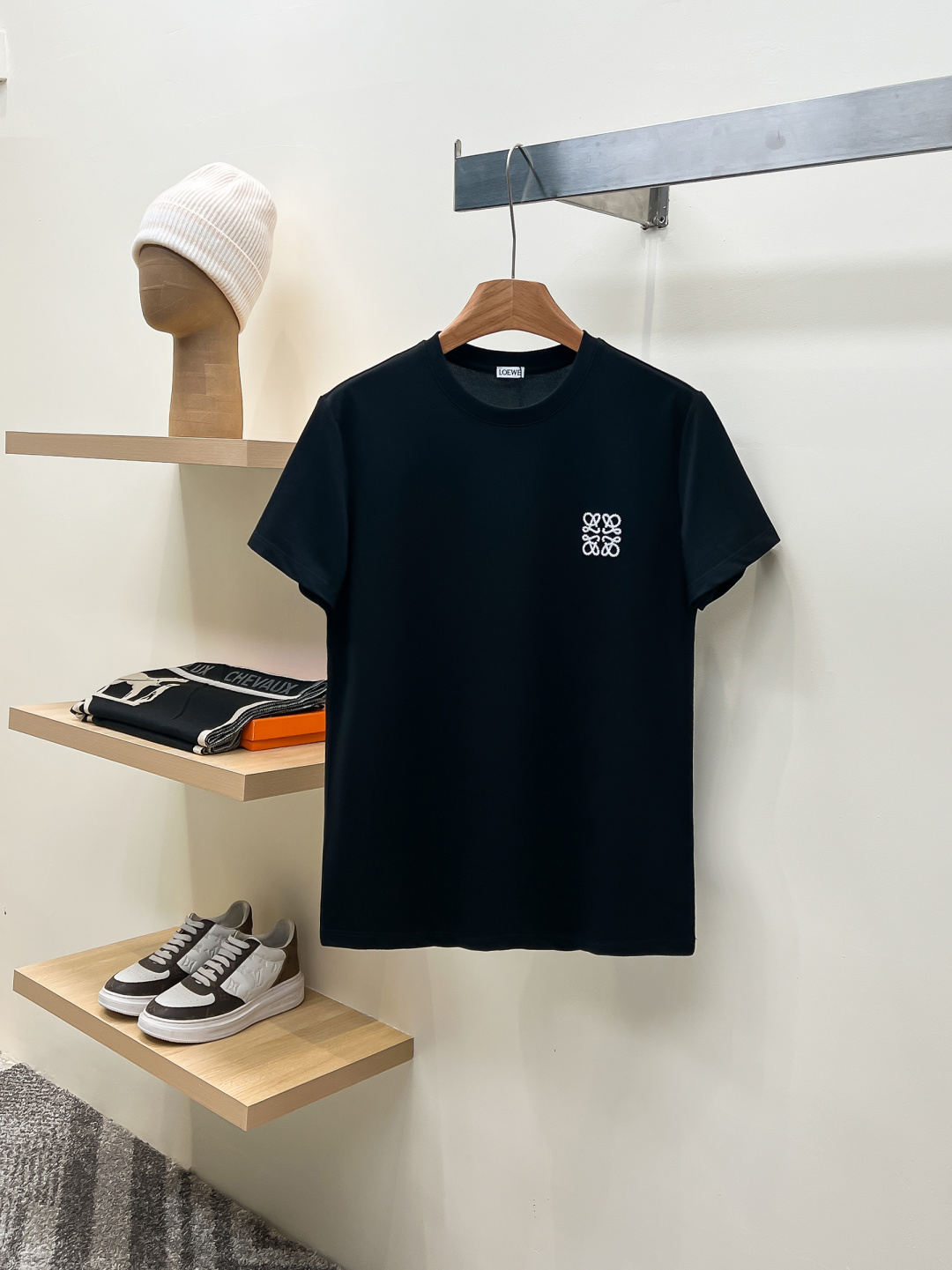 2026ss新品 Loew春夏正面饰有撞色品牌经典素 logo花字立体刺绣 短袖T恤 长青款式 经典极简风格设计衣橱里不可或少的单品   定制丝光珠地面料 含桑蚕丝. 丝光珠地手感柔软细腻 光泽度好 整体质感超赞.此款选用珠地网眼结构使其具有良好的透气性和吸湿性 穿着舒适干爽 同时还具备一定的抗皱性和色牢度 不易变形和褪色 黑色 白色 码数 S-2XL