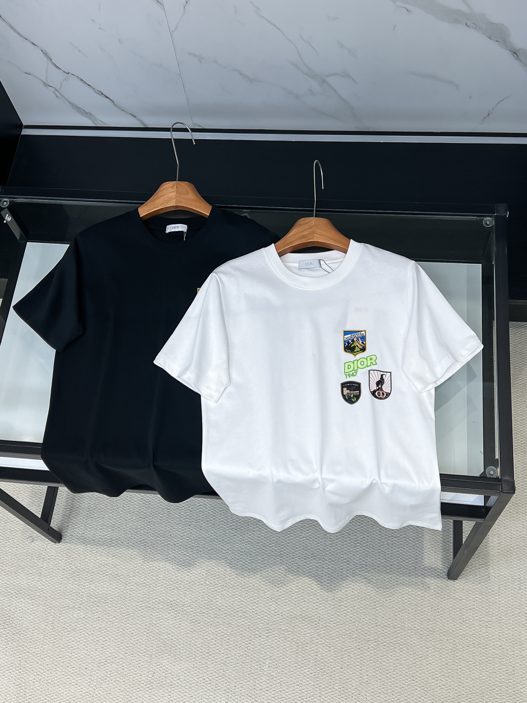 2026SS 新品Di 双层工艺印花刺绣 迸发街头风格与奢华时尚的创意火花 圆领印花刺绣标识棉质短袖T恤 素性的Logo徽章凸显运动时尚魅力,依然独领时尚风骚! 男女同款 颜色 黑白 码数  S-2XL  高版本背后有龟背 