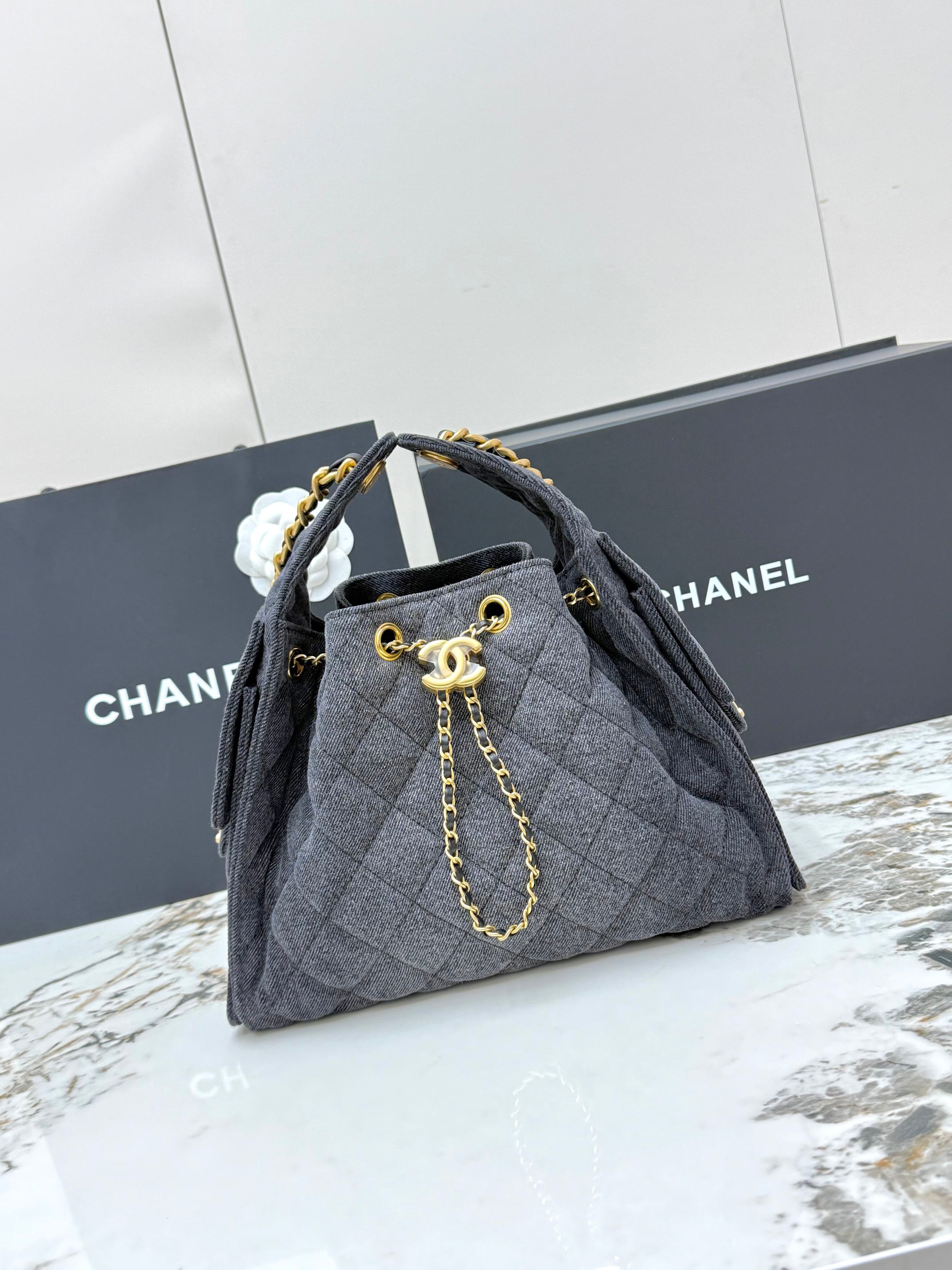 <p> 进口原厂皮    CHANEL 小号牛仔布 原单货 香奈儿单肩包 25Bag 26C 金色双C Logo 菱格图案皮穿链条 颗粒压花进口牛仔布配牛皮 小号 经典黑金 秀场热门𝗁𝗈𝖻𝗈 设计独特 多口袋的设计简直将随性慵懒感拉满 搭配光泽感十足的复古五金 logo 可以说是这一季的王者了型号 AS5293 尺寸 长30x宽14x高26cm </p>