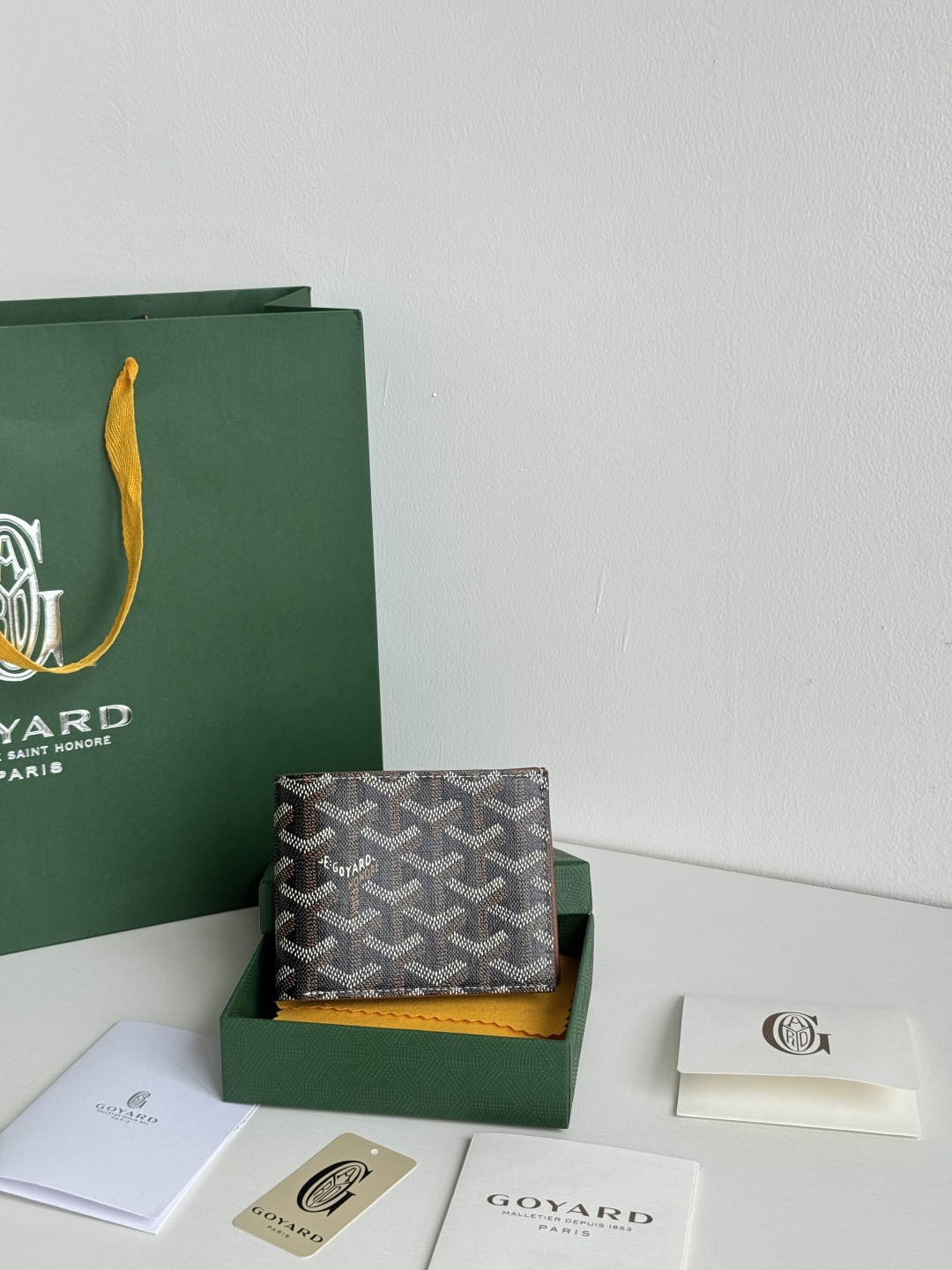 <p> 戈雅包短款</p><p>Goyard8格卡位包</p><p>质感直接拉到满分里面可放8-10张卡左右 </p><p>放现金 薄身不站位置 经典实用又耐看 </p><p>短夹想要拿出与别人不同且拥有深度品味的感觉 非他莫属 </p><p>size 11*9 cm </p><p>编号 3303</p>