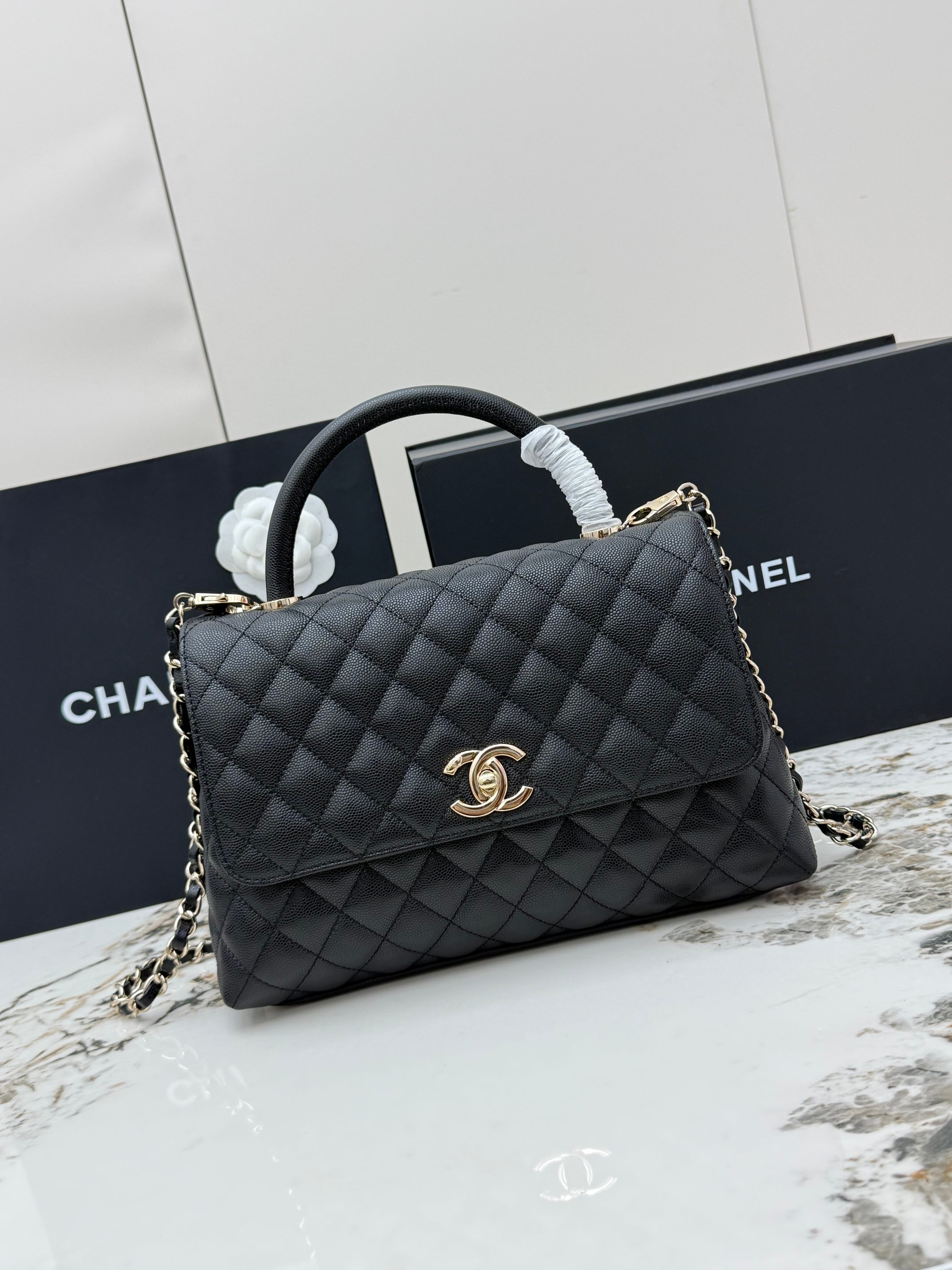 <p> 进口原厂皮    CHANEL 大号 香奈儿 Classic Flap CF 经典菱格纹手提翻盖包 新款 𝑐𝑜𝑐𝑜 ℎ𝑎𝑛𝑑𝑙𝑒14k浅金色五金 全钢链条 进口小颗球纹鱼子酱小牛皮 车边里皮 内里搭配小羊皮  一个拉链袋  两个插袋  大空间容量 可单肩可斜挎可手提经典永不过时 女士们赶紧啦  型号 AS92991  尺寸 长28.5x宽12x高18cm </p>
