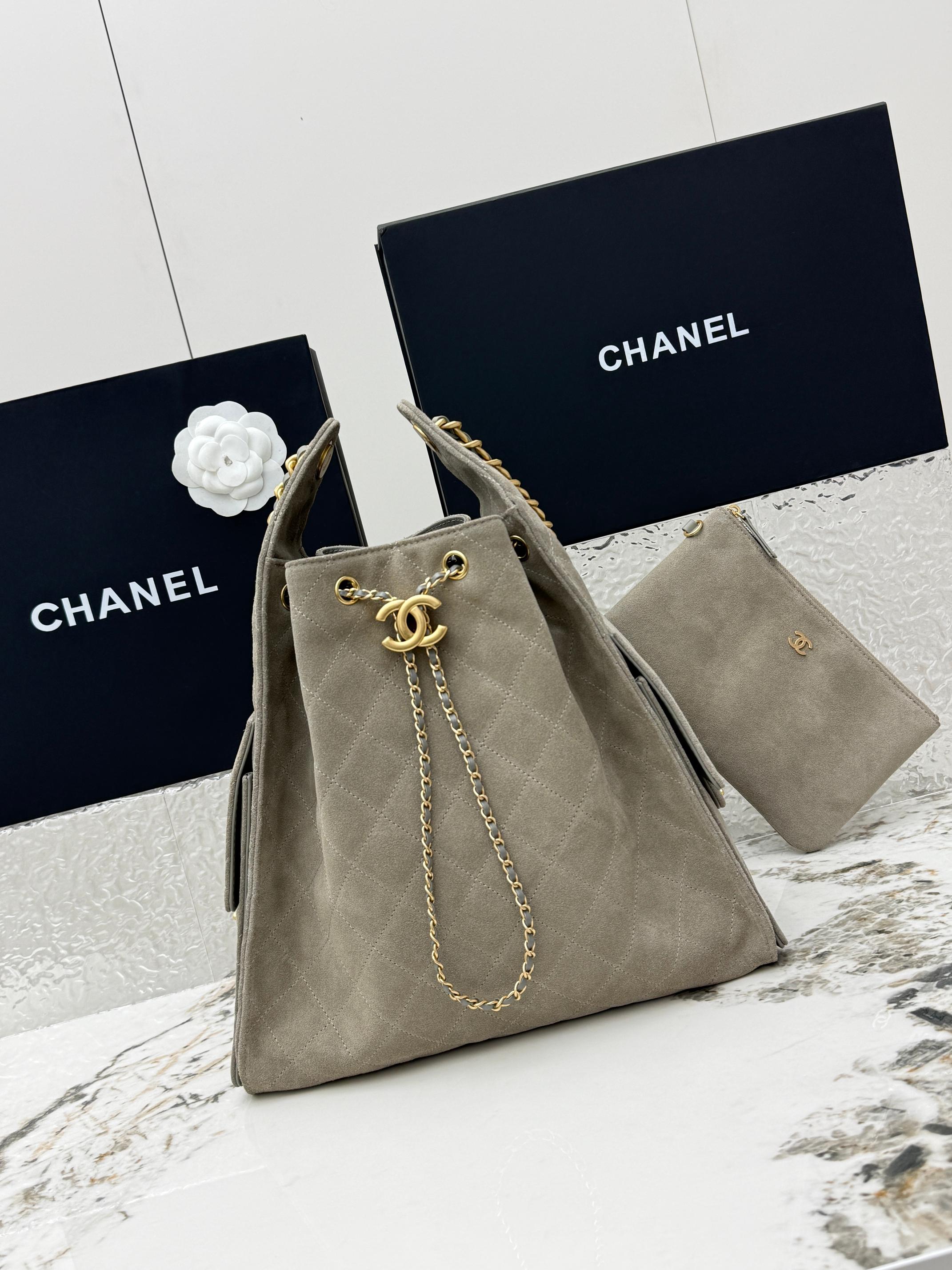 <p> 进口原厂皮    CHANEL 中号磨砂灰 原单货 香奈儿单肩包 25Bag 26C 金色双C Logo 菱格图案皮穿链条 鹿皮绒压花配牛皮 中号 经典复古金 秀场热门𝗁𝗈𝖻𝗈 设计独特 多口袋的设计简直将随性慵懒感拉满 搭配光泽感十足的复古五金 logo 可以说是这一季的王者了型号 AS5311 尺寸 长40x宽15x高30cm </p>