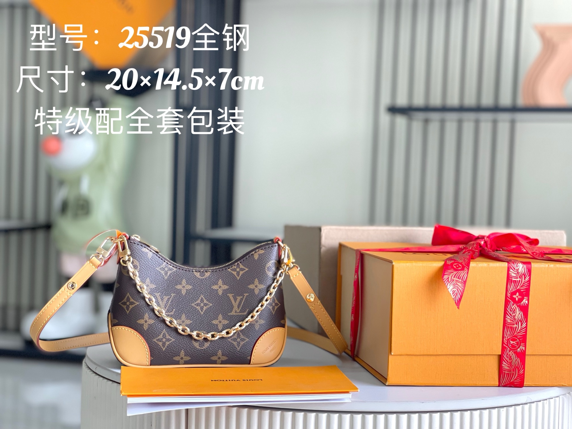 <p> 163 芯片  特级原厂皮 全钢五金 M25519 老花皮料是意大利A级皮料是在于品质 五金 面料 手工 油边 A级出品 图片跟产品一致丶配全套包装.尺寸:20x14.5x7CM</p>