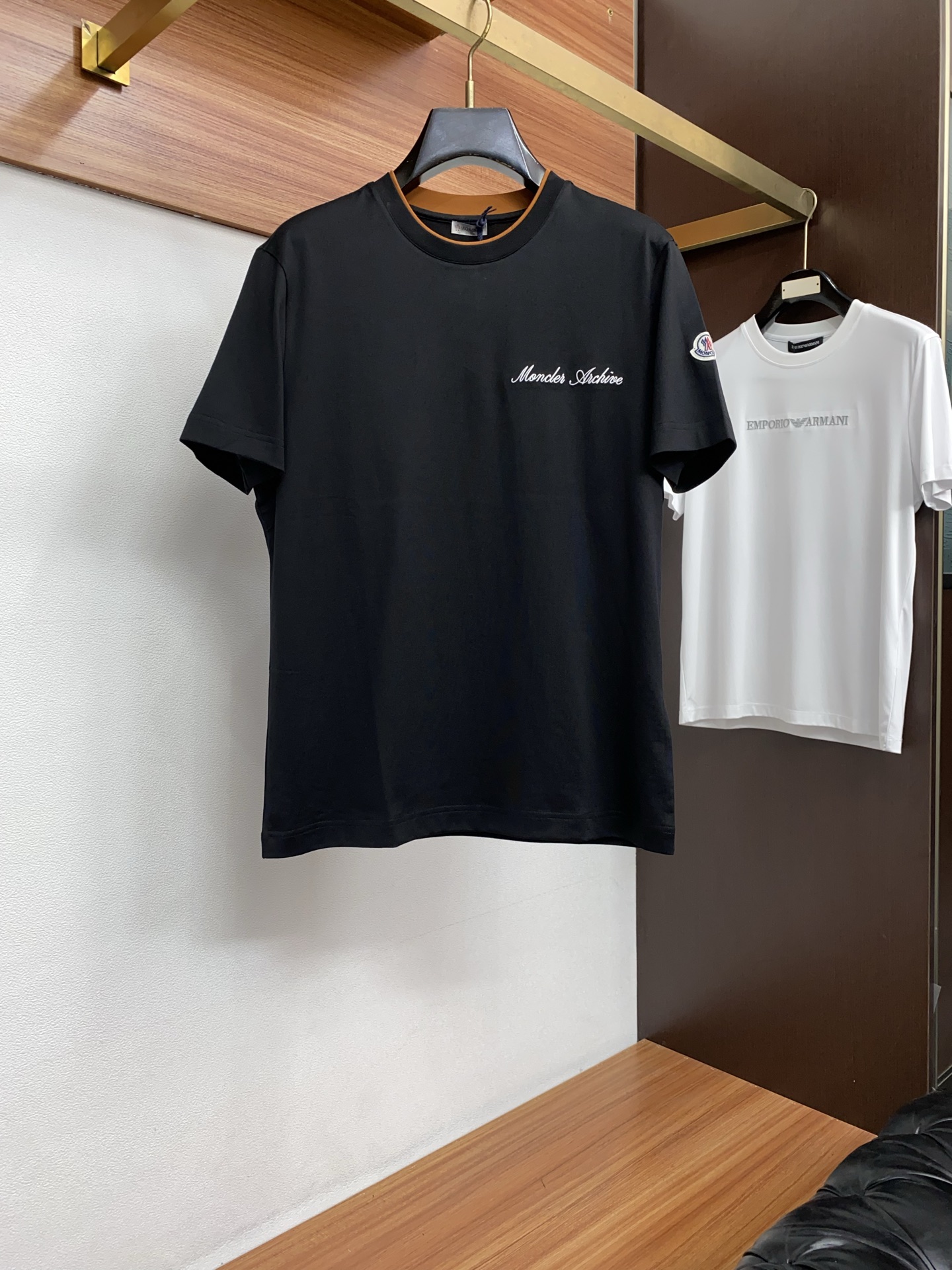 <p>蒙口 正码 M-3xL 26SS早春短袖T恤甄选软糯亲肤的全棉面料制成 标准版圆领短袖裁剪 更适合日常穿着 简约不失设计感logo巧妙结合 适合打造休闲率性的现代都市感造型 </p><p>简约的圆领领型 能够修饰各种脸型 气质男人衣柜必备款式 </p><p>码数 M-3XL</p>