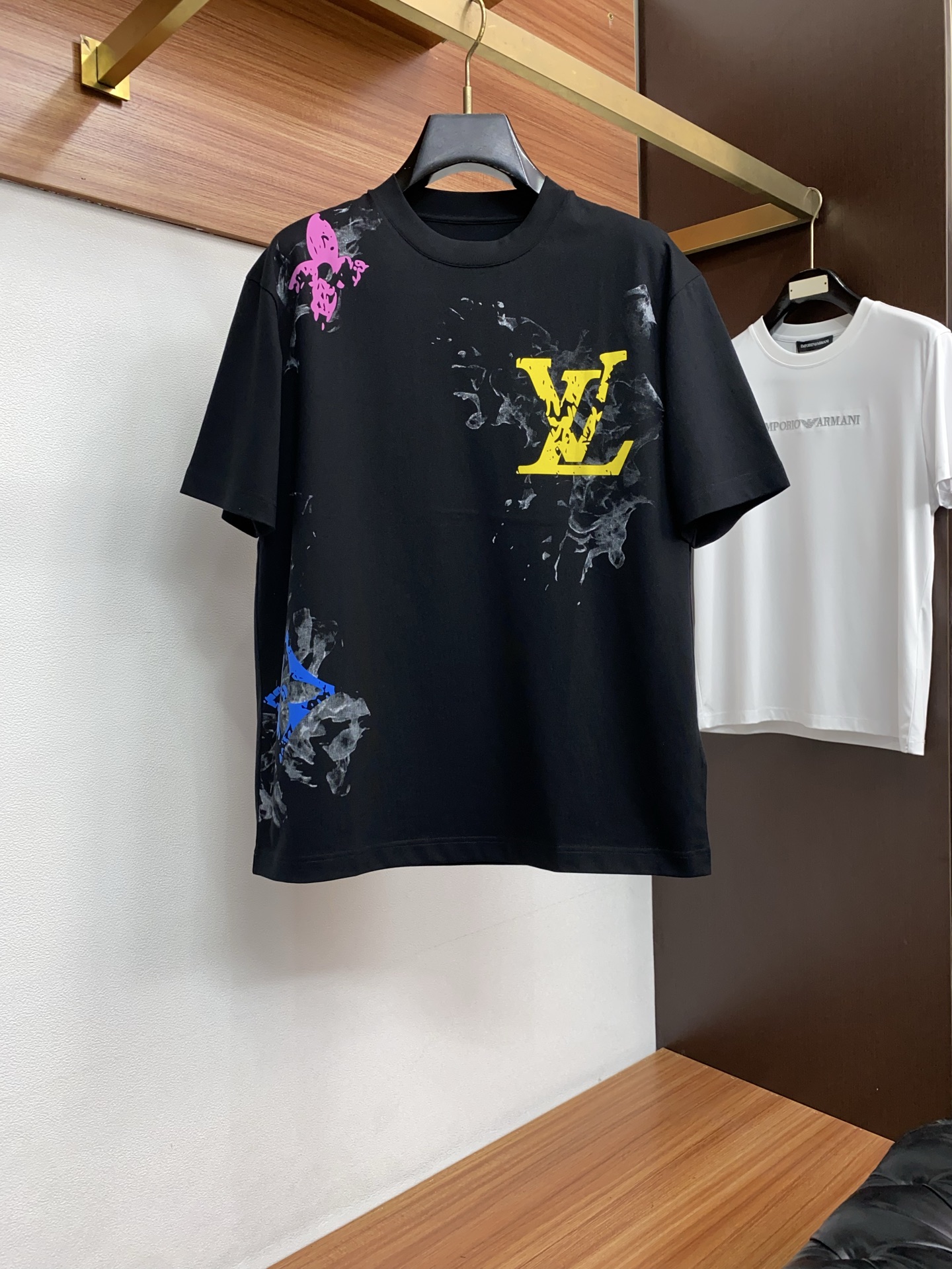 <p> 1v路易威登 26SS早春短袖T恤甄选软糯亲肤丝光棉面料制成 标准版圆领短袖裁剪 更适合日常穿着 简约不失设计感logo巧妙结合 适合打造休闲率性的现代都市感造型 </p><p>简约的圆领领型 能够修饰各种脸型 气质男人衣柜必备款式 </p><p>码数 M-3XL</p>
