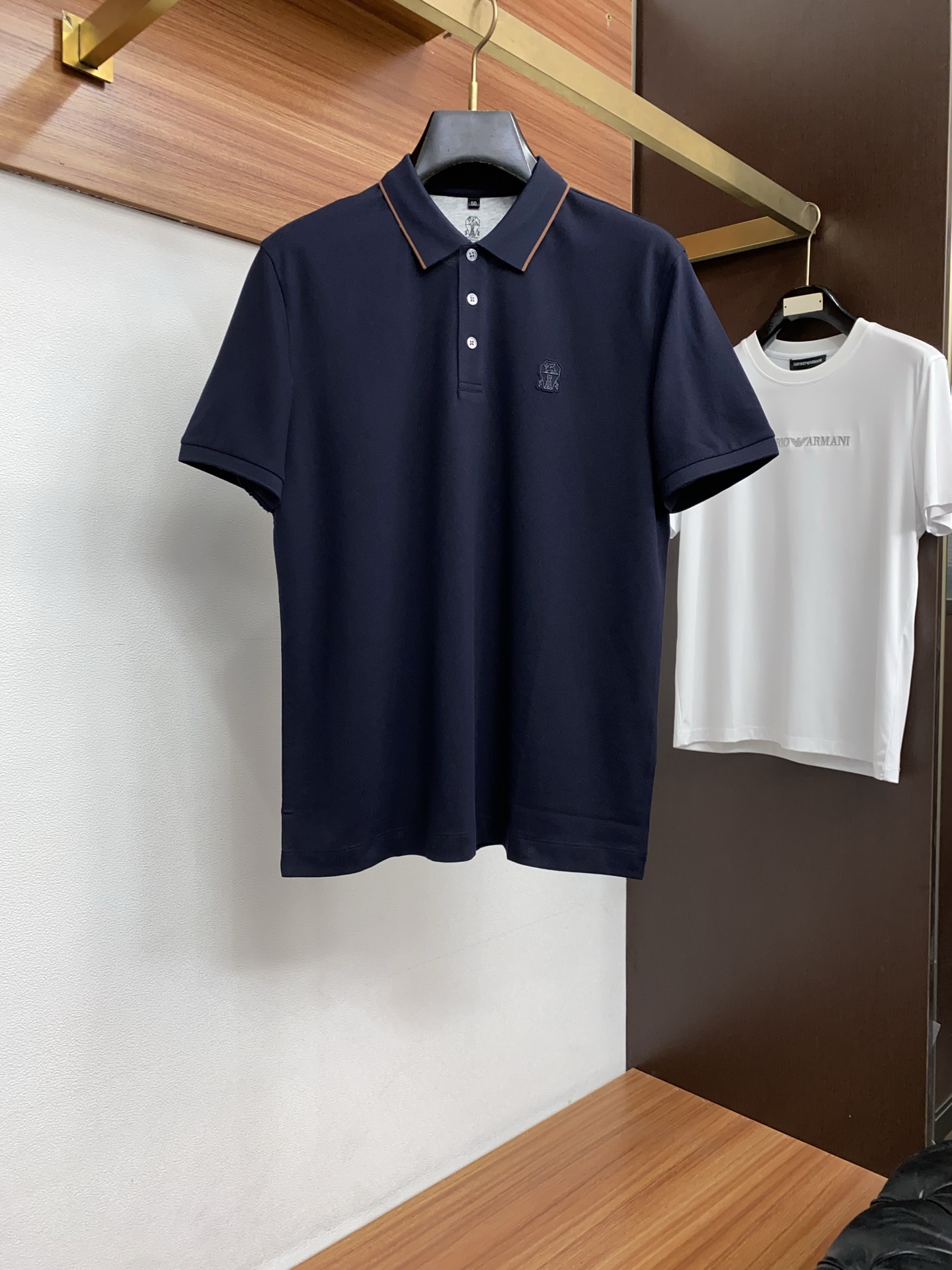 <p> LP 诺悠翩雅 26ss 早春新品 男士经典翻领商务Polo 定制桑蚕丝+棉质混纺面料 刺绣工艺 专柜同步 圆领短袖</p><p>颜色: 白 蓝</p><p>尺码: 48-56</p>