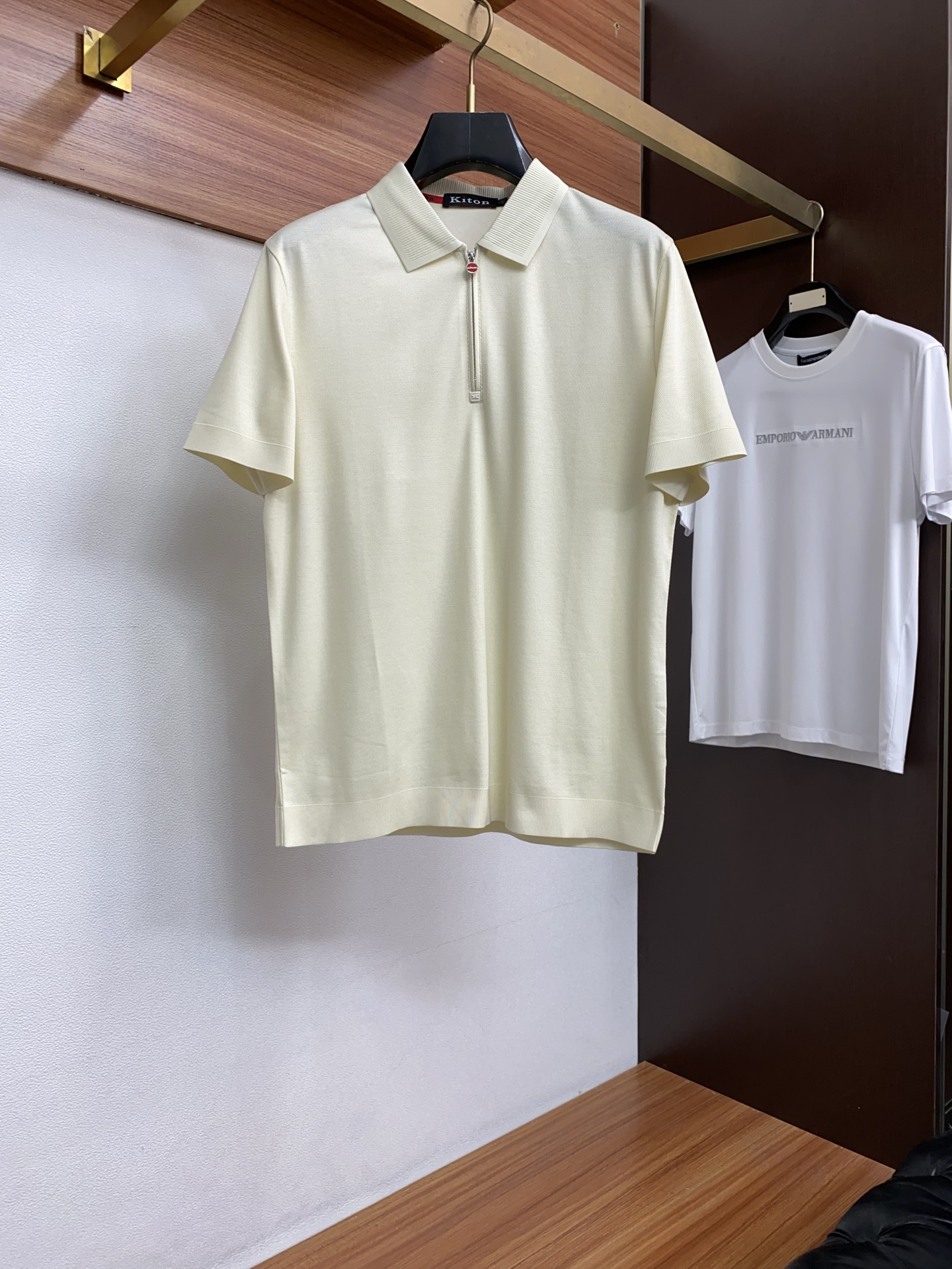 <p>kiton 2026s经典时尚翻领Polo衫短袖  一体针织工艺 贸易公司渠道订单 简约大气 时尚百搭 品相更是无法挑剔 选用客供进口朱棣丝光面料 柔软挺阔有型 透气舒适 上身垂感好 不易变形!更不易褪色!干净清爽的基础 POLO衫版型 小巧而挺括的尖领有型又时尚 休闲与商务完美结合 时尚百搭 M-4xL</p>