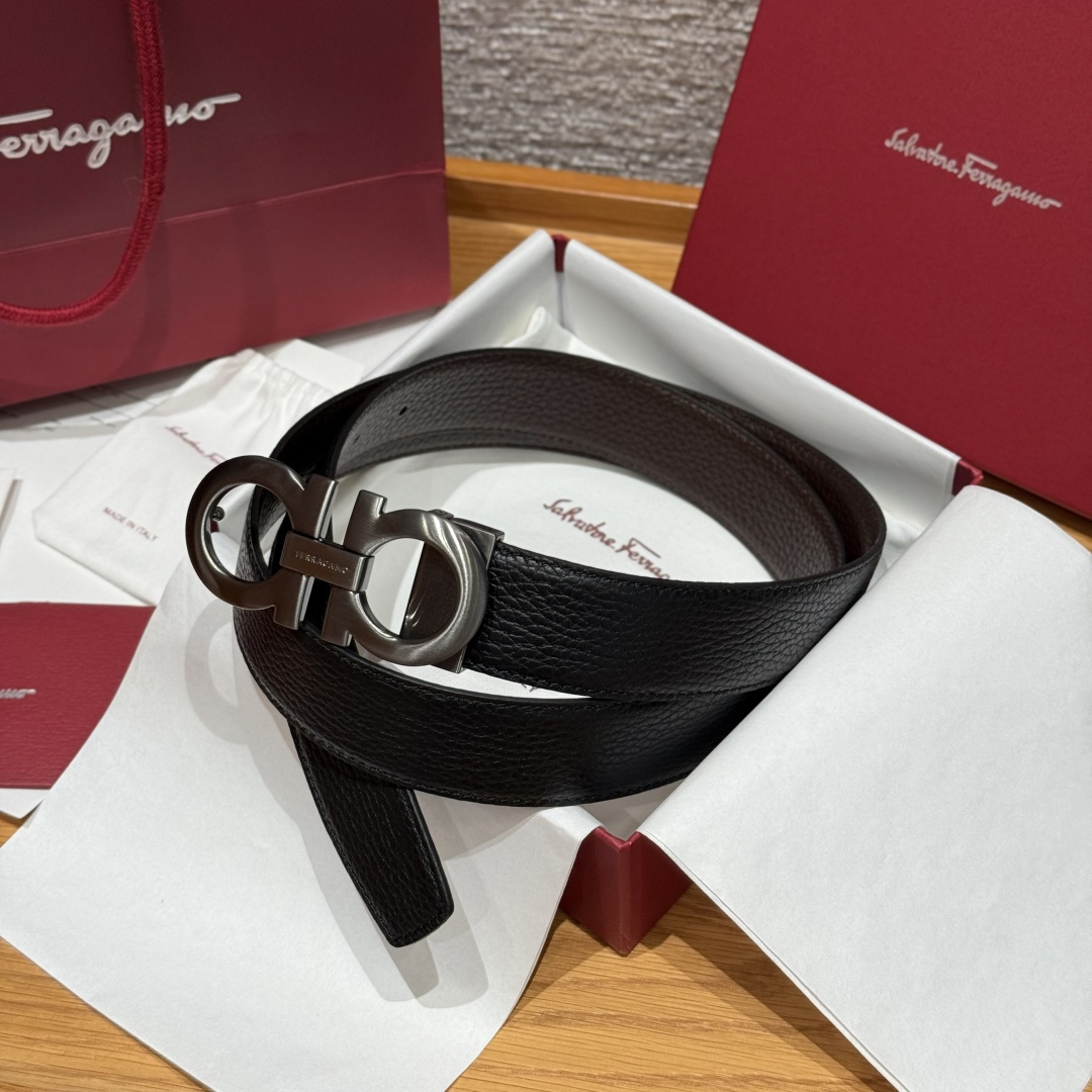<p> Ferragamo.菲拉格慕 </p><p>全套包装 宽度3.5cm 高级定制款男士皮带 双面进口牛皮 可双面使用 自行选择搭配 真材实料 很有质感 时尚经典不失风范 搭配精品尾夹扣 长短可自行裁剪</p>